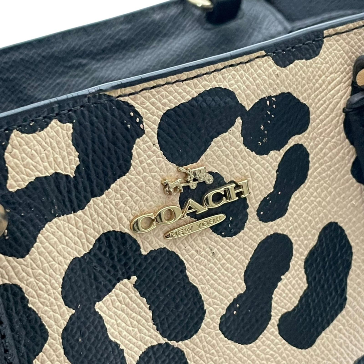 【良品】 コーチ COACH 2WAY トートバッグ ショルダーバッグ 34334 レオパード ヒョウ柄 PVC レザー ベージュ ブラック 黒 ゴールド金具 斜め掛け クロスボディ お出かけ デイリー エレガント 上品 レディース 定番 人気 s94