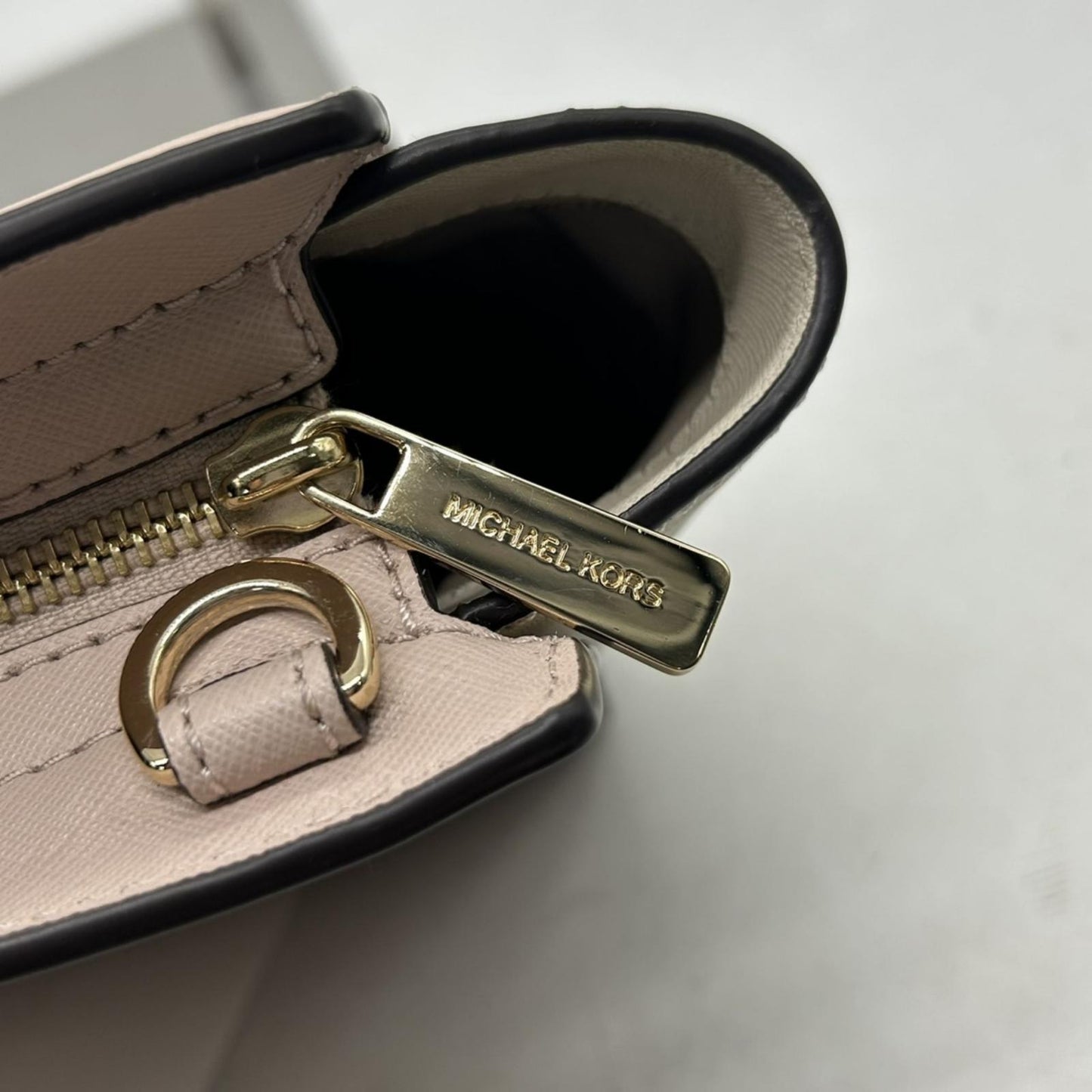 【美品】マイケルコース 2WAY ハンドバッグ ショルダーバッグ ピンク アイボリー バイカラー PVC レザー ゴールド金具 ロゴ エレガント フェミニン レディース 自立可 お出かけ 通勤通学 クリーニング済み s71