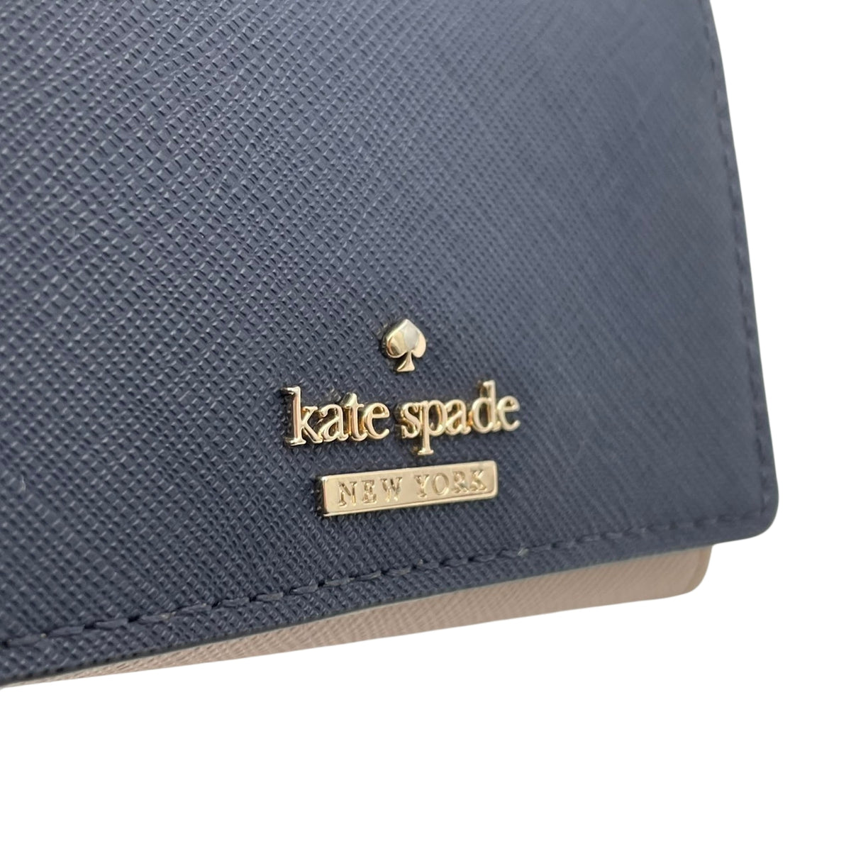 【美品】ケイトスペード kate spade キーケース 6連 サフィアーノレザー バイカラー ネイビー アイボリー 紺 白 ロゴ ゴールド金具 エレガント クラシック 上品 レディース ビジネス 通勤 通学 ギフト プレゼント 小物 雑貨 M2