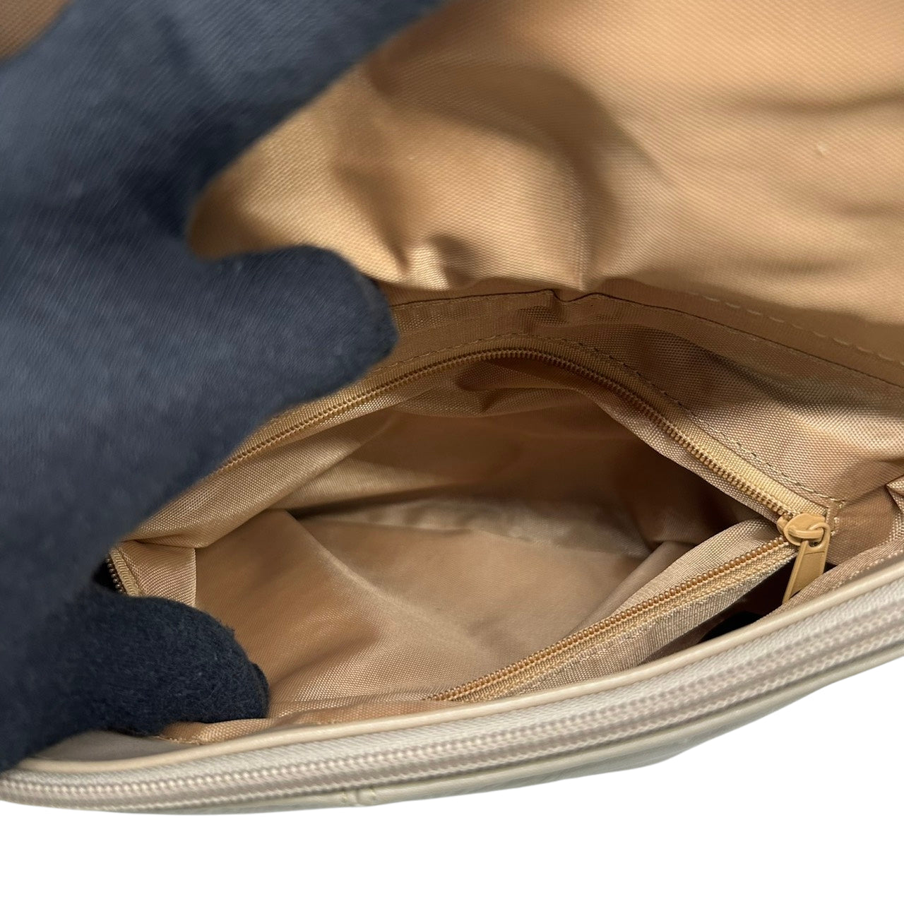 【美品】ヴィンチェンツォ ヴァレンティノ VINCENZO VALENTINO ハンドバッグ ショルダーバッグ 2WAY 斜め掛け可 レザー 本革 ベージュ グレージュ イタリア製 レディース フォーマル エレガント クラシック s93