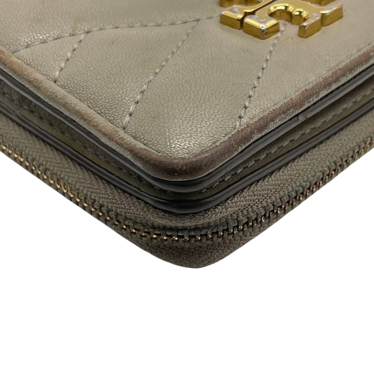 TORY BURCH トリーバーチ 二つ折り財布 コンパクトウォレット ラウンドファスナー キルティング シェブロン ダブルTロゴ ゴールド金具 レザー グレー レディース エレガント m2