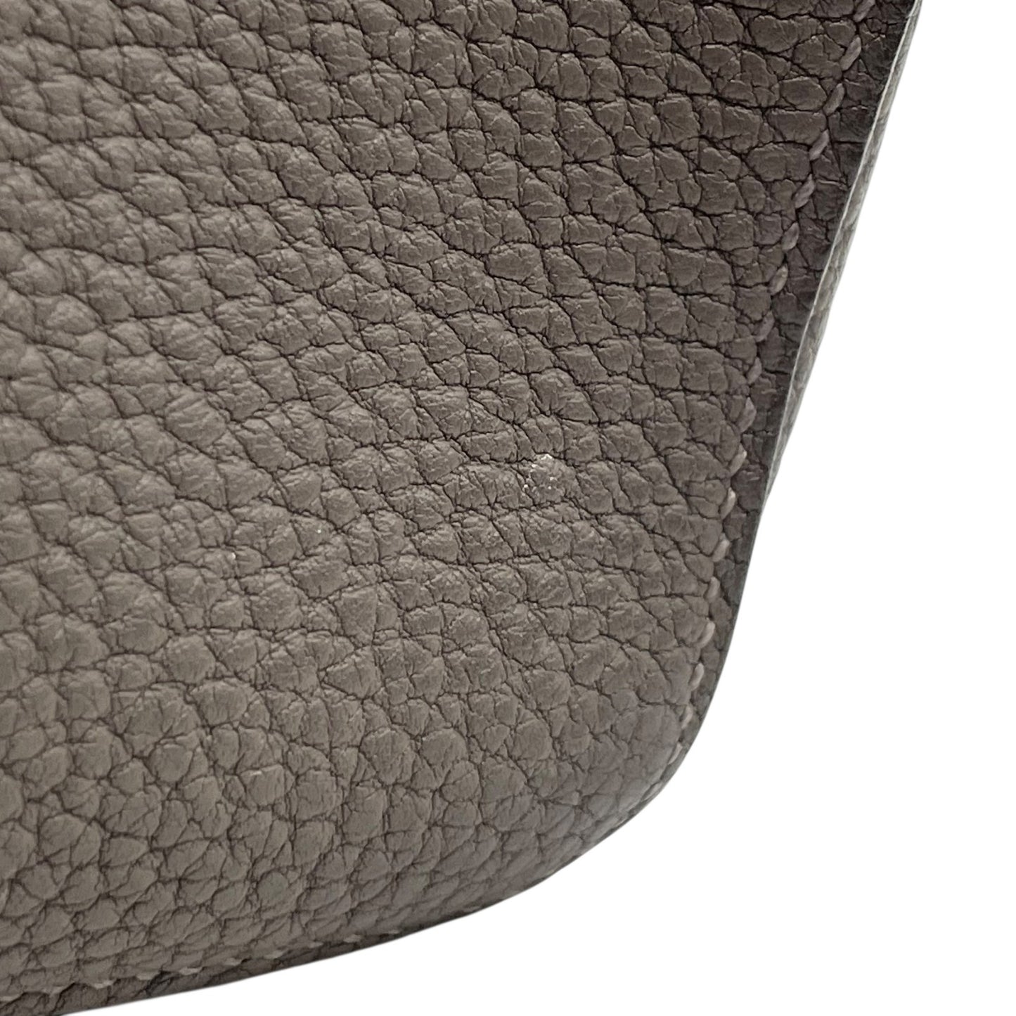 極美品 MAISON TAKUYA メゾンタクヤ ショルダーバッグ カメラバッグ レザー グレー シルバー金具 斜め掛け可 クロスボディ 型押しロゴ メンズ レディース R