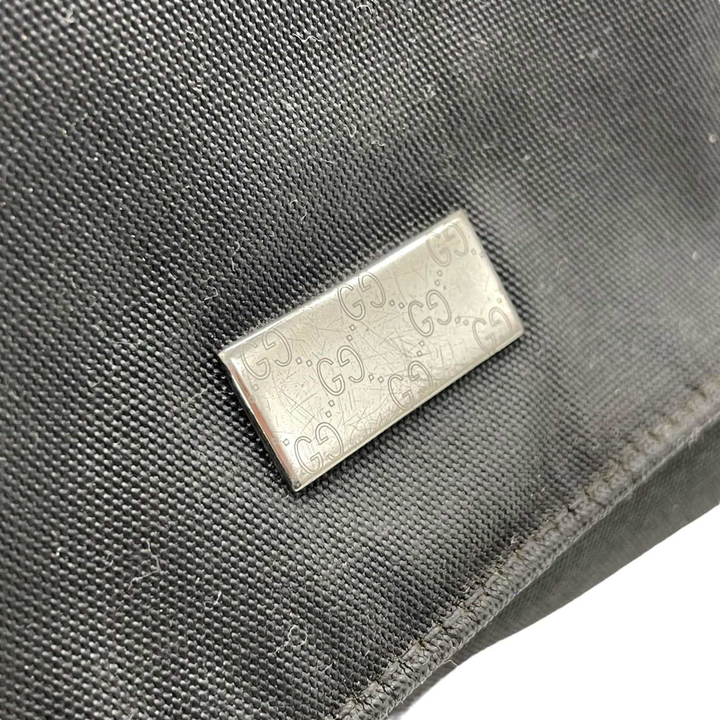 GUCCI グッチ ナイロン メッセンジャーバッグ ショルダーバッグ メンズ ユニセックス シルバープレートロゴ 斜め掛け A4収納可 146236 K4