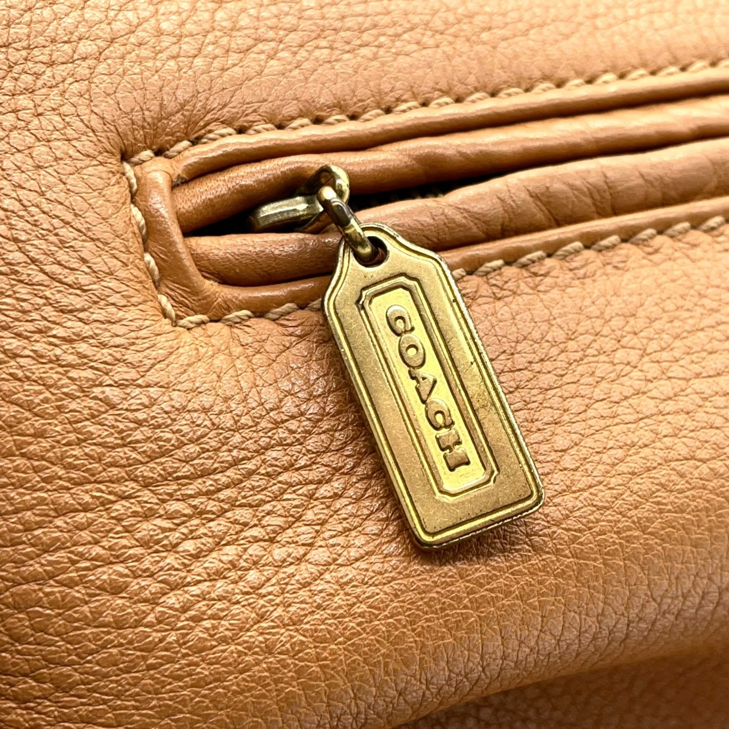 コーチ COACH ショルダーバッグ メッセンジャーバッグ キャメル ブラウン オールレザー シボ革 ゴールド金具 USA製 オールドコーチ ヴィンテージ 斜め掛け可 レディース U17