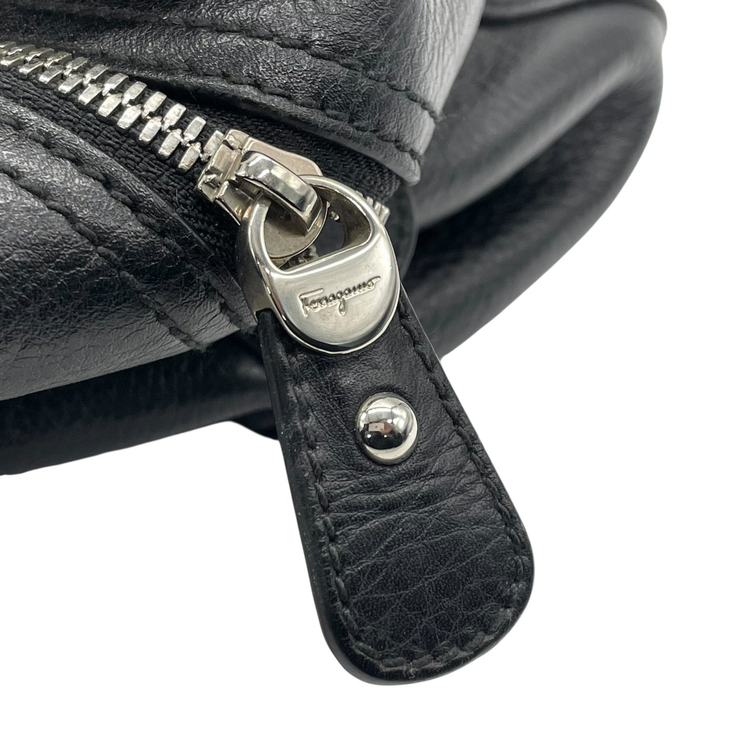 美品 サルヴァトーレ フェラガモ Salvatore Ferragamo ガンチーニ ハンドバッグ ミニボストン ワンショルダー ブラック 黒 NERO レザー シルバー金具 ロゴ 肩掛け可 レディース A
