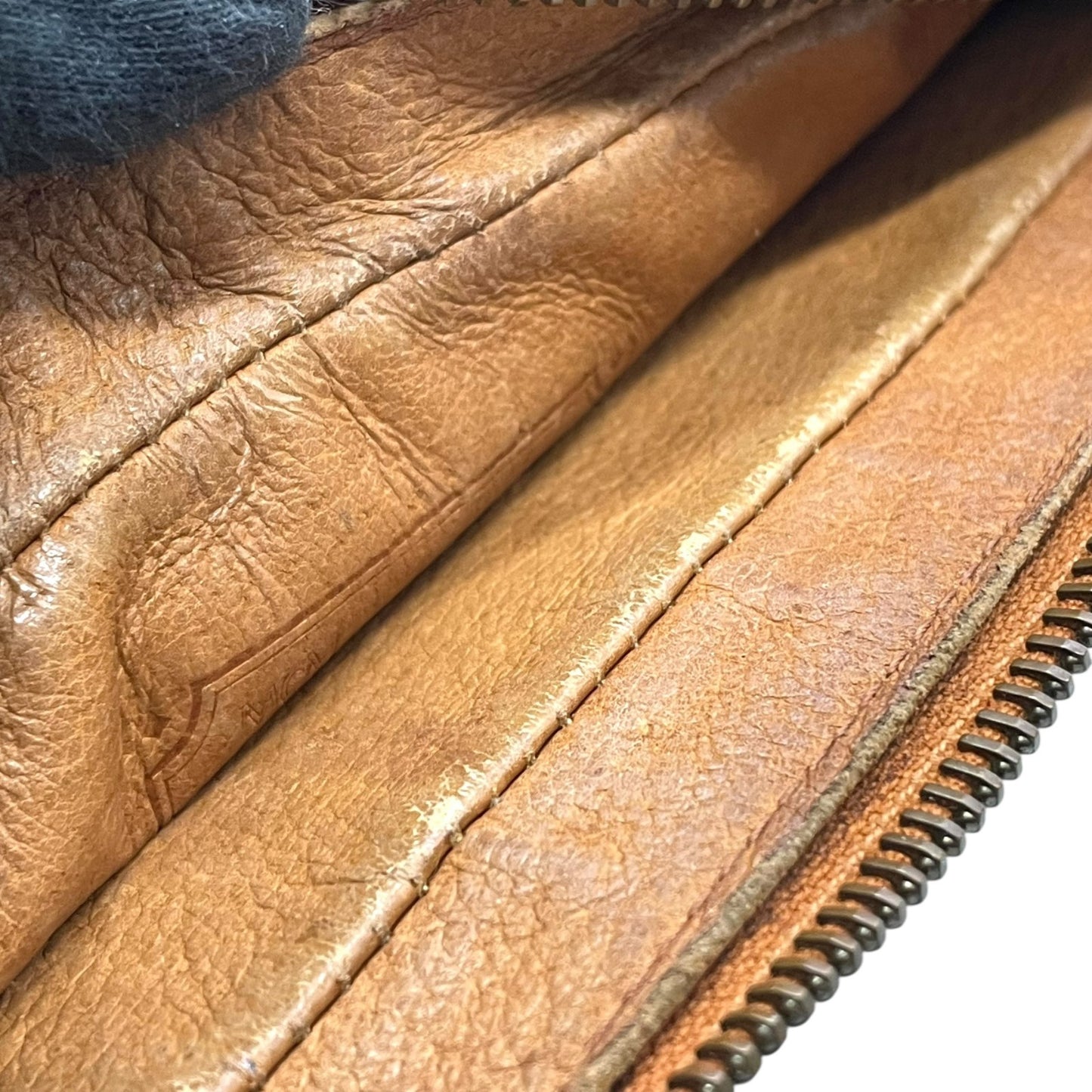 エムシーエム MCM ヴィセトス ショルダーバッグ ボディバッグ カメラバッグ 茶 ブラウン コニャック シグネチャー レザー ゴールド金具 斜め掛け可 レディース S12