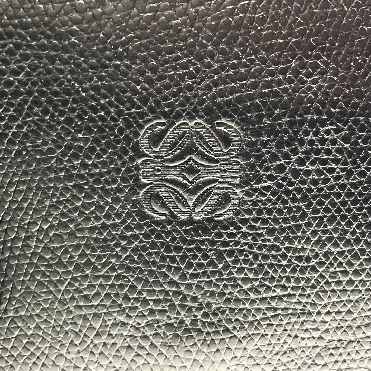 LOEWE ロエベ 二つ折り 長財布 ロングウォレット アナグラム 型押しロゴ ブラック レザー シボ革 ゴールド金具 ヴィンテージ レディース W2