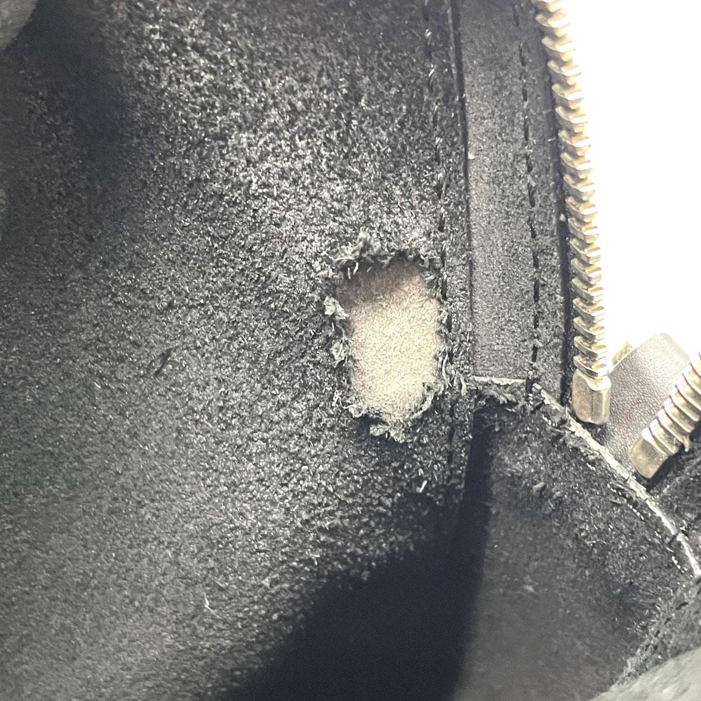 美品 ヴァレンティノ VALENTINO VLTN レザー ショルダーバッグ クロスボディ 黒 ブラック ロゴ メンズ レディース K9