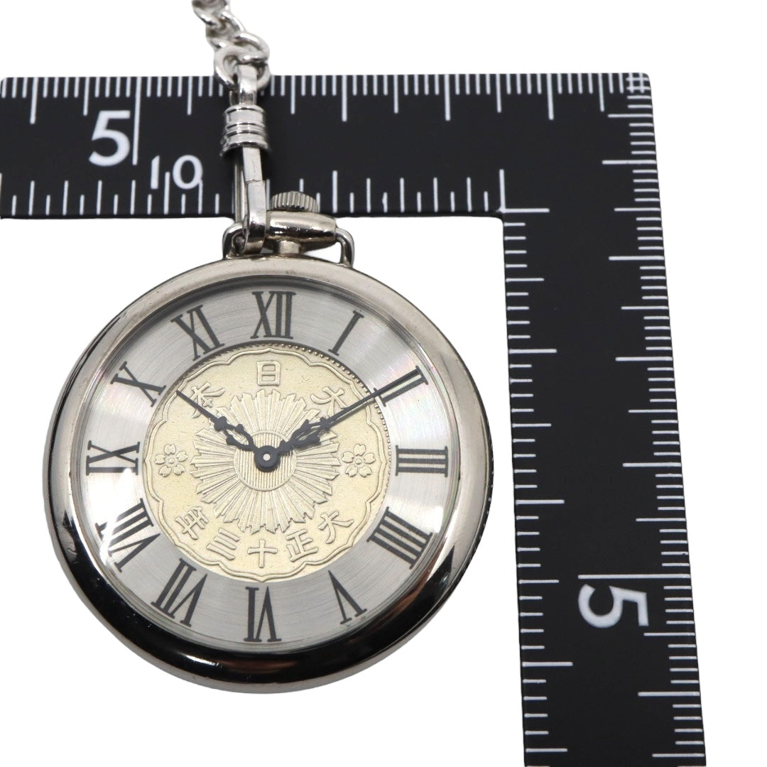 【美品/稼働品】松本徽章 懐中時計 五十銭 硬貨 大正三年 1924年 鳳凰 コインウォッチ アナログ クオーツ ローマンインデックス シルバー チェーン付き クラシック レトロ ヴィンテージ 和風 日本 コレクション G9