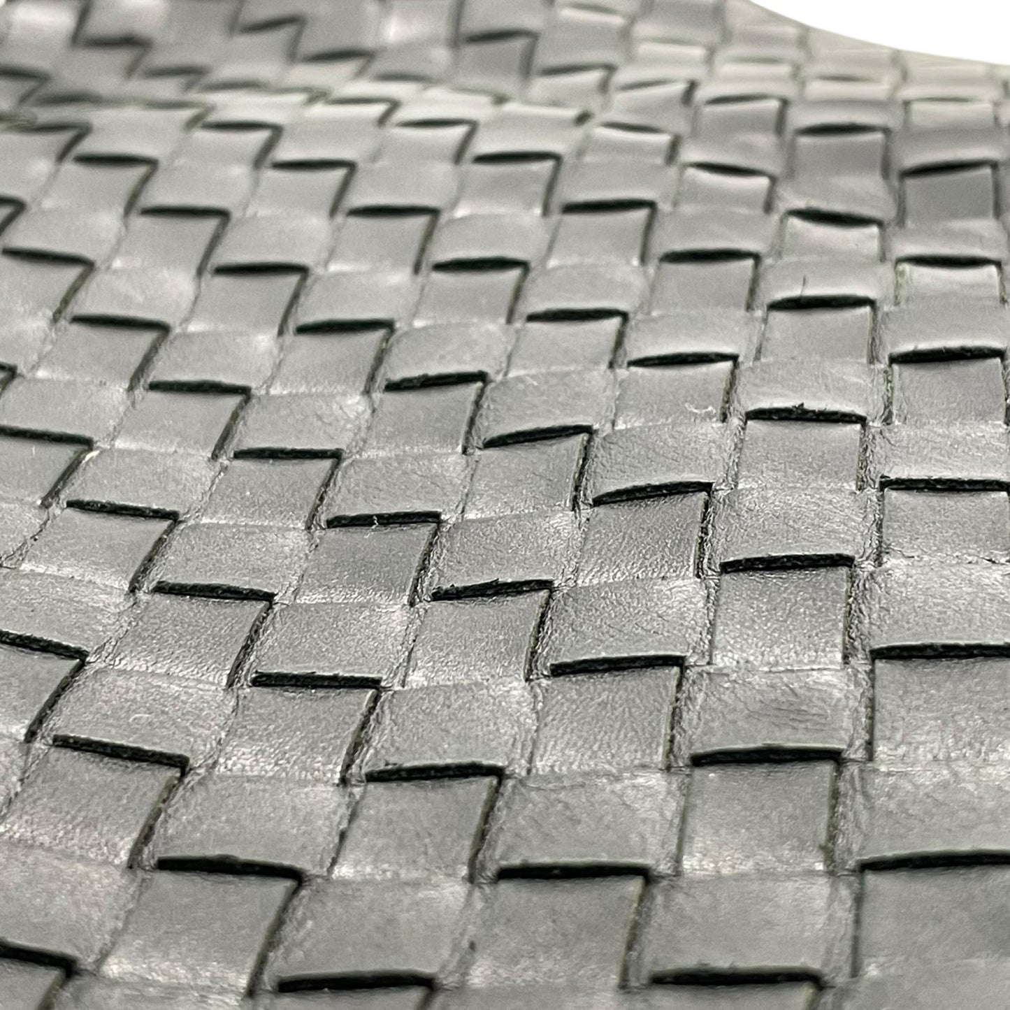 美品 BOTTEGA VENETA ボッテガヴェネタ イントレチャート ショルダーバッグ 276356 レザー 本革 ブラック 黒 ブラック金具 斜め掛け可 サコッシュ メンズ レディース K3