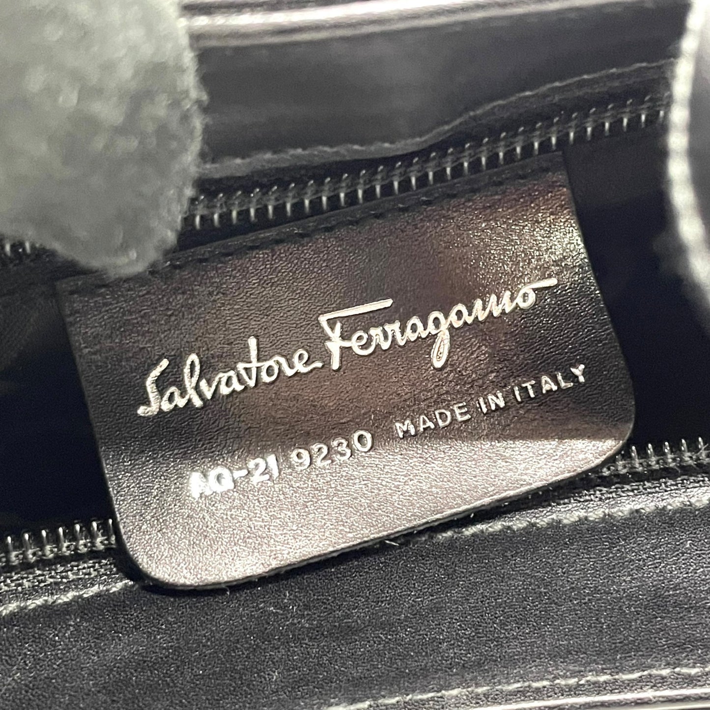 極美品 サルヴァトーレ フェラガモ Salvatore Ferragamo ヴァラ バラ 本革 ブラック 黒 ショルダーバッグ ワンショルダー レザー 上品 シンプルデザイン レディース フォーマル カジュアル A