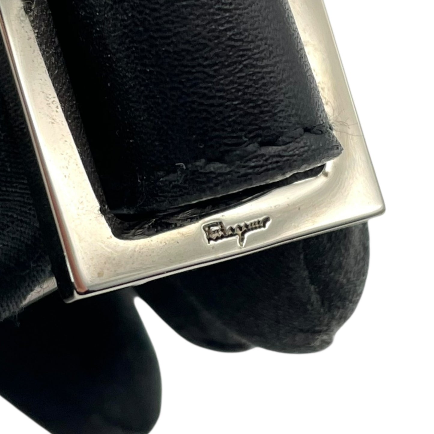 未使用級 サルヴァトーレフェラガモ ショルダーバッグ 斜め掛け レザー 黒 ブラック 本革 クロスボディ チェーン B3