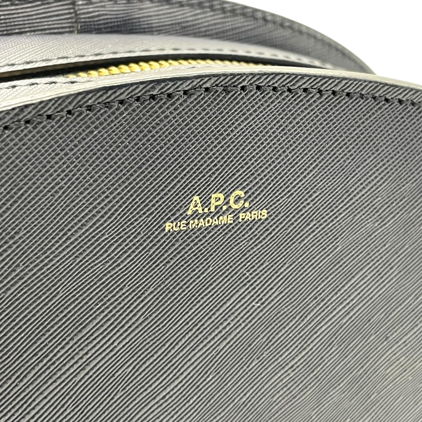 未使用級 アーペーセー A.P.C デミルーン Demi-Lune ショルダーバッグ クロスボディ 紺 ネイビー サフィアーノレザー ゴールド金具 半月型 ハーフムーン ロゴ 斜め掛け可 レディース B2