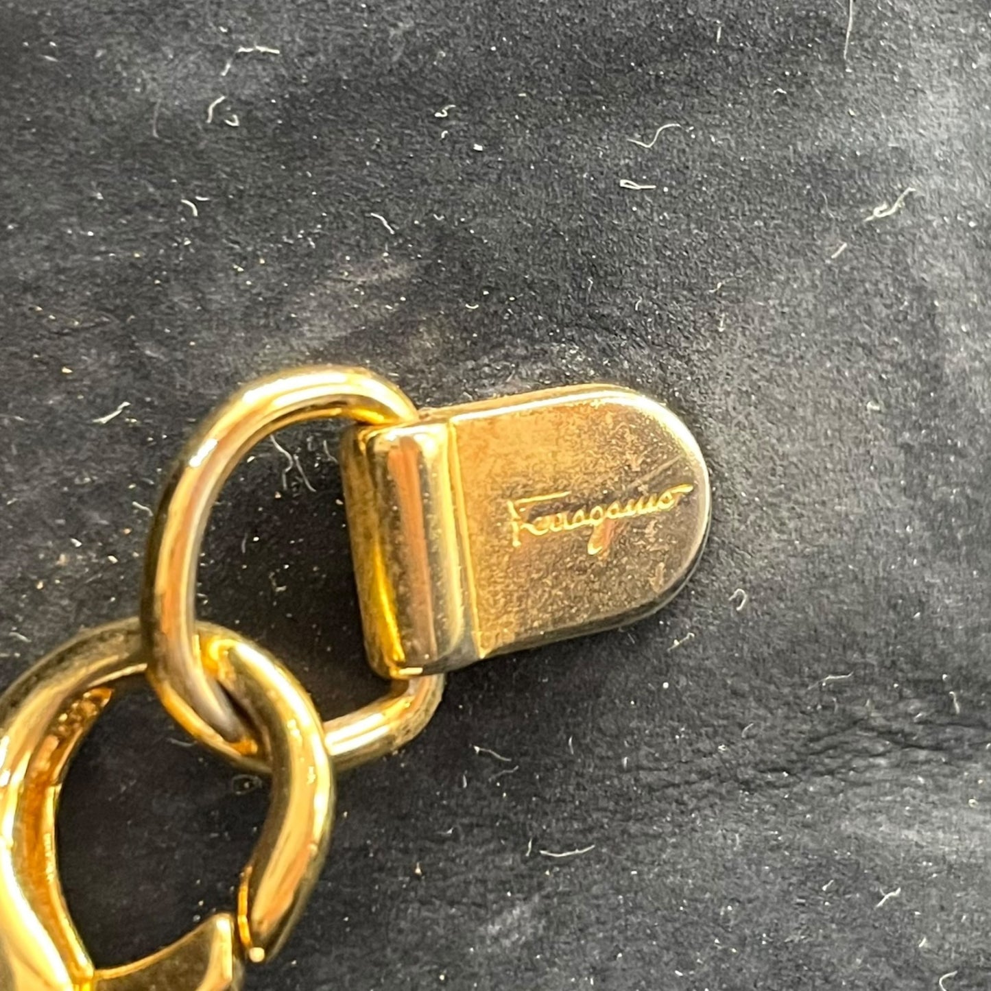 Salvatore Ferragamo フェラガモ ヴァラリボン チェーンショルダー ショルダーバッグ ミニバッグ ネイビー スエード ゴールド金具 レディース K10