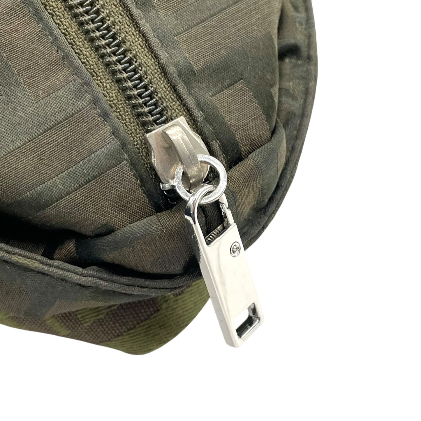 美品 FENDI フェンディ ズッカ柄 ナイロントート バッグ カーキ グリーン FF柄 ベルトデザイン シルバー金具 8BH143 ハンドバッグ レディース B1