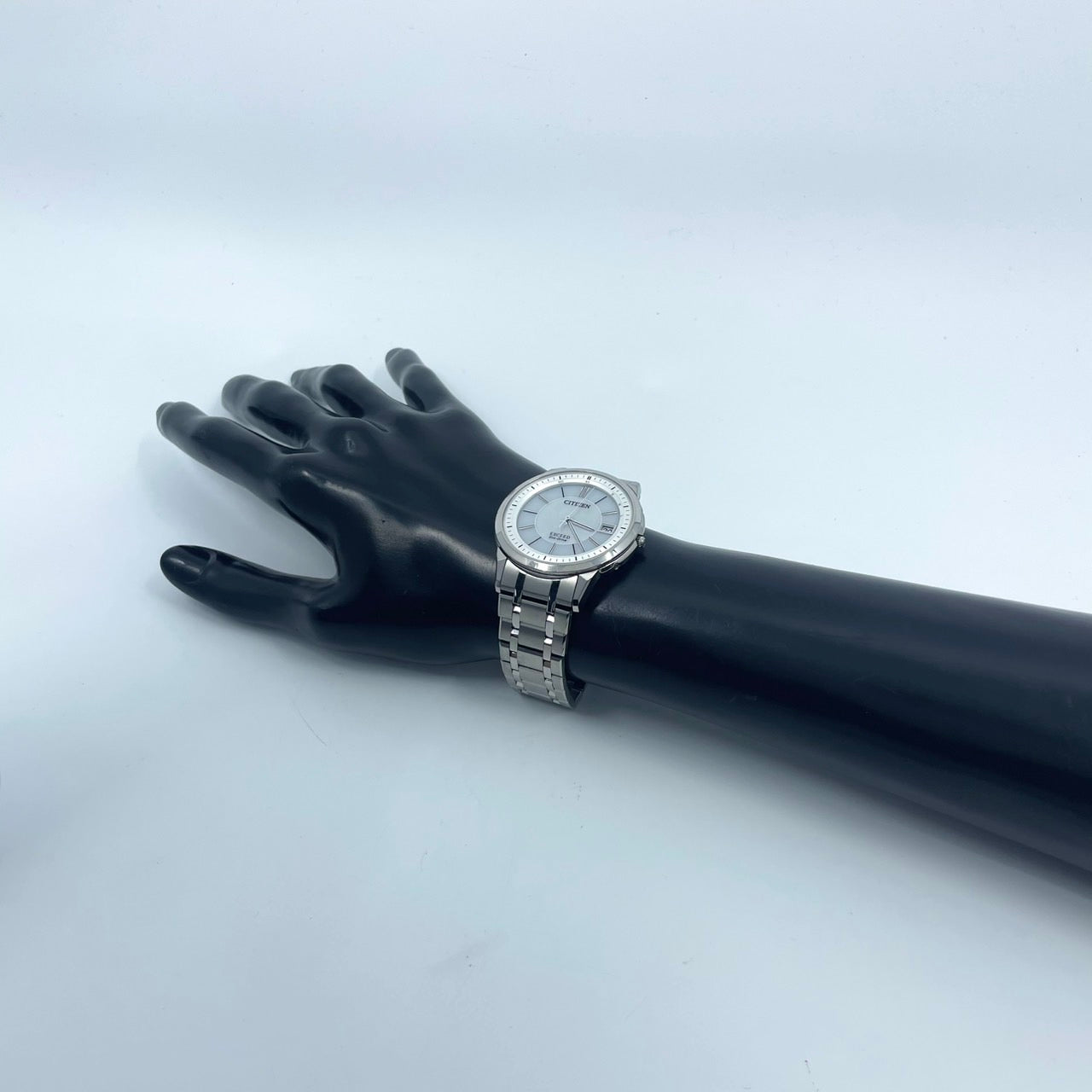 【稼働品/極美品】シチズン エクシード 腕時計 H113-T016189 電波ソーラー チタン ユニセックス デイト シルバー 白文字盤 薄型軽量 エレガント 高級 ドレスウォッチ ビジネス オフィス 高機能 人気モデル クリーニング済み G2