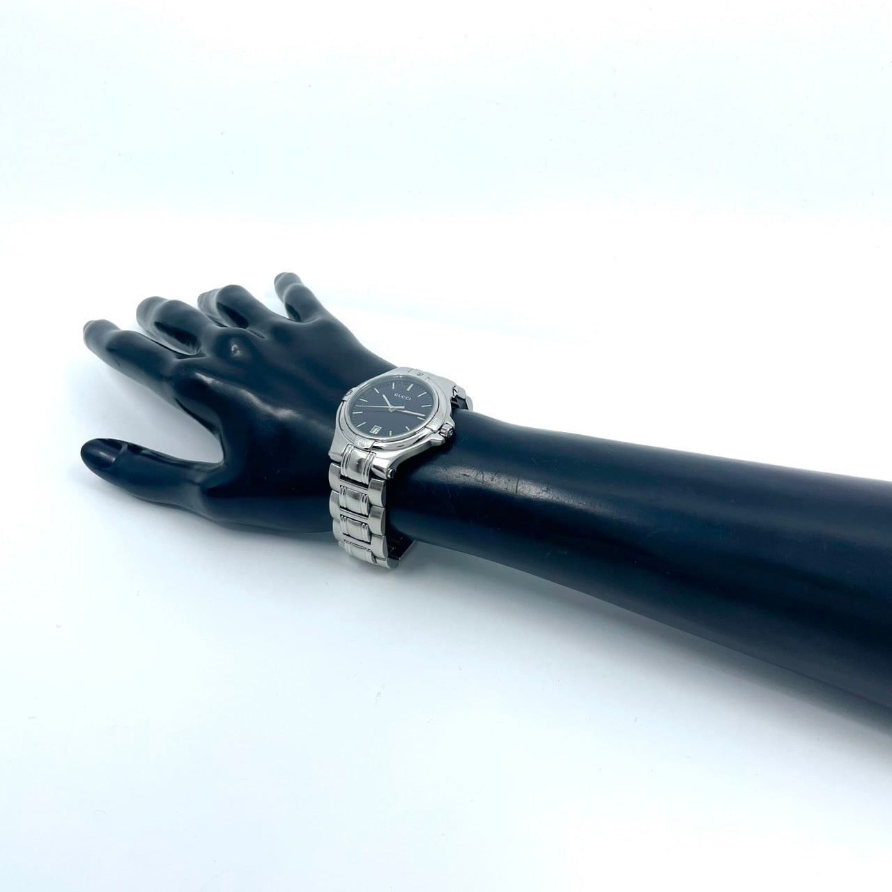 【電池交換済/稼働品】GUCCI グッチ 9040M メンズ 腕時計 シルバー ブラック文字盤 デイト表示 ラウンド Gロゴベゼル クオーツ アナログ スイス製 エレガント クラシック ビジネス ドレスウォッチ クリーニング済 G6 ヴィンテージ
