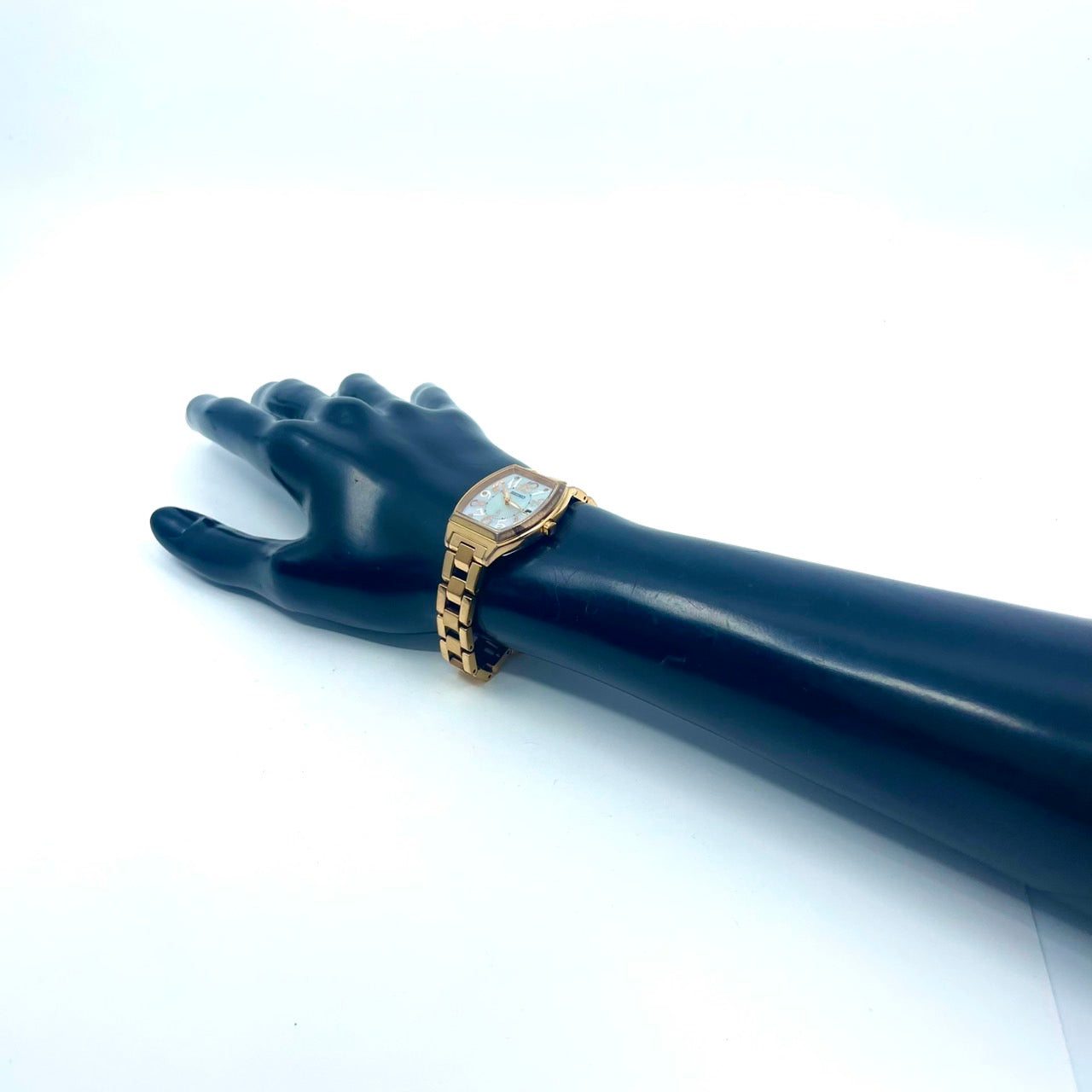 【稼働/美品】セイコー ルキア 腕時計 V137-0CE0 レディース ソーラー デイト表示 ゴールド トノー型 シェル文字盤 白蝶貝 エレガント クラシック ビジネス オフィス ファッションウォッチ クリーニング済 G6