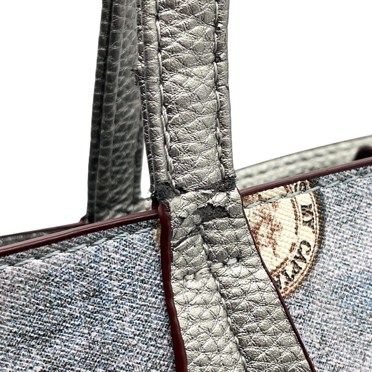 【A4収納可】デザイン トートバッグ ワンショルダー 大容量 PVC レザー デニム柄 トロンプルイユ だまし絵 ワッペン パッチワーク風 グレー シルバー系 レディース カジュアル 個性的 通勤通学 人気モデル クリーニング済み u12