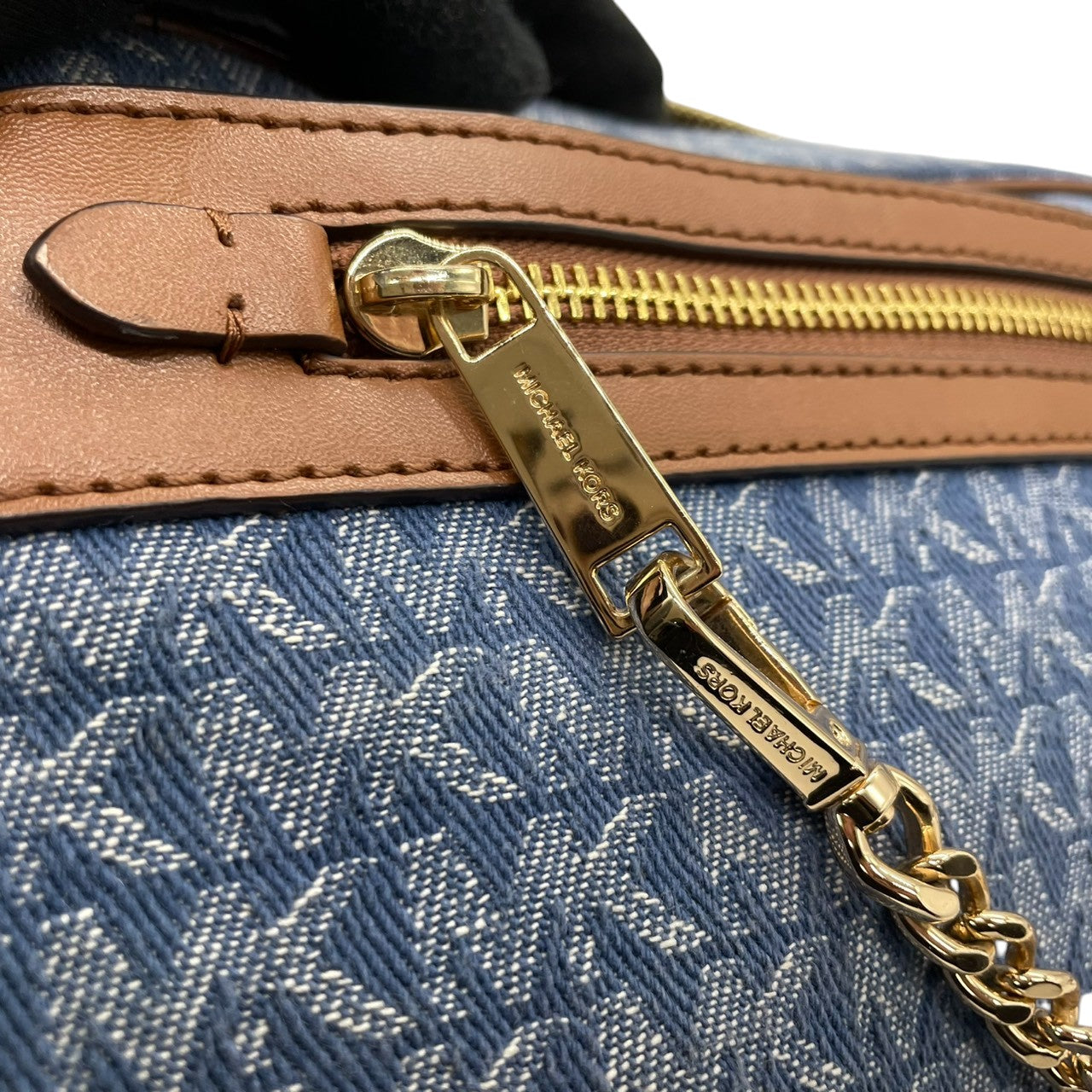 【美品】マイケルコース Michael Kors ショルダーバッグ 斜め掛け ポシェット カメラバッグ デニム調 キャンバス レザー ブルー インディゴ ブラウン 茶色 MKロゴ 総柄 ゴールド金具 チェーン 軽量 コンパクト レディース 鞄 カバン s68