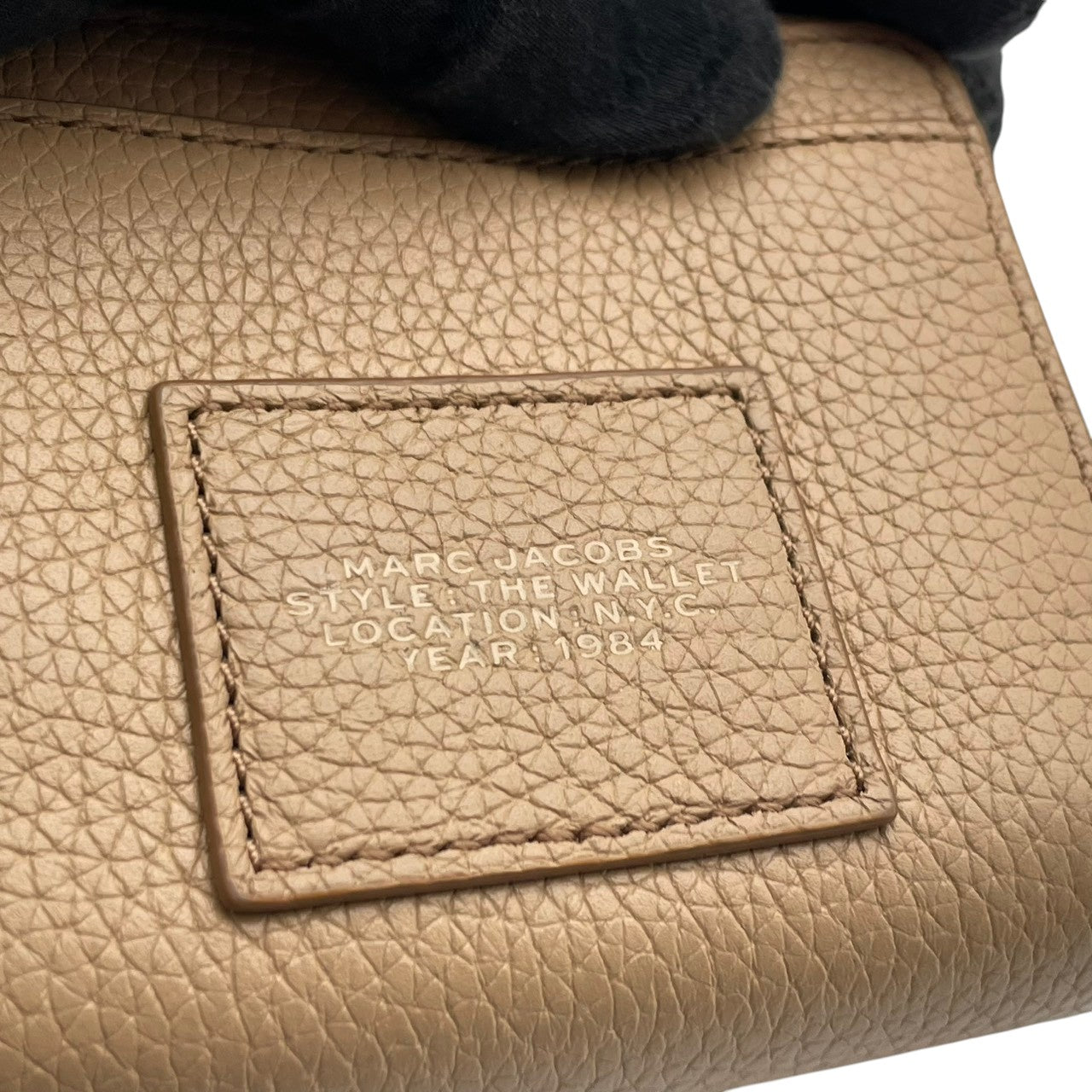 極美品 マークジェイコブス MARC JACOBS 財布 二つ折り コンパクトウォレット レザー 本革 ベージュ ゴールド金具 レディース エレガント クラシック ビンテージ ミニ財布 カジュアル 上品 高品質 丈夫 人気 お出かけ デイリー 普段使い M1