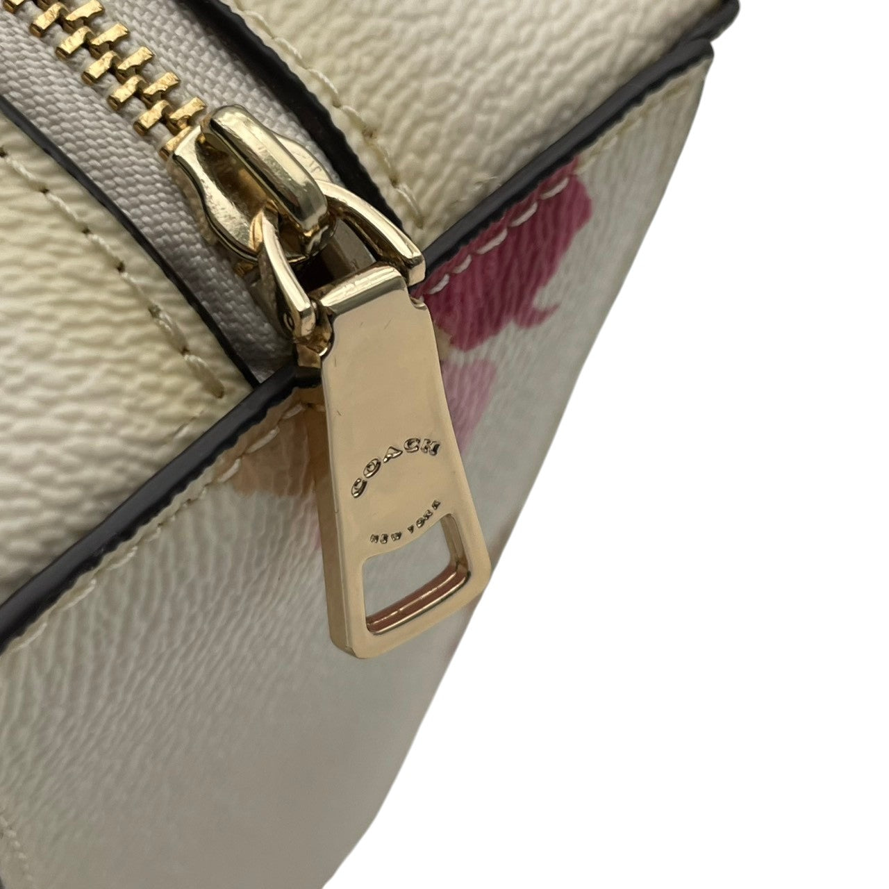 極美品 COACH コーチ ポーチ コスメポーチ 化粧ポーチ 小物入れ シグネチャー PVC レザー アイボリー ピンク ベージュ ゴールド金具 レディース 上品 エレガント コンパクト デイリー トラベル 旅行 整理 収納 S84