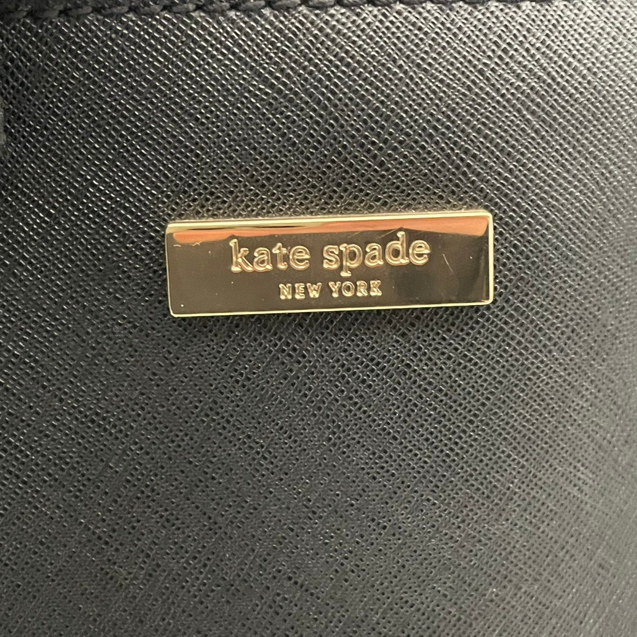 美品 ケイトスペード kate spade NEW YORK トートバッグ サフィアーノレザー ブラック 黒 ゴールド金具 2way 大容量 A4収納 レディース 通勤 普段使い シンプル 上品 ハンドバッグ 斜めがけ s94