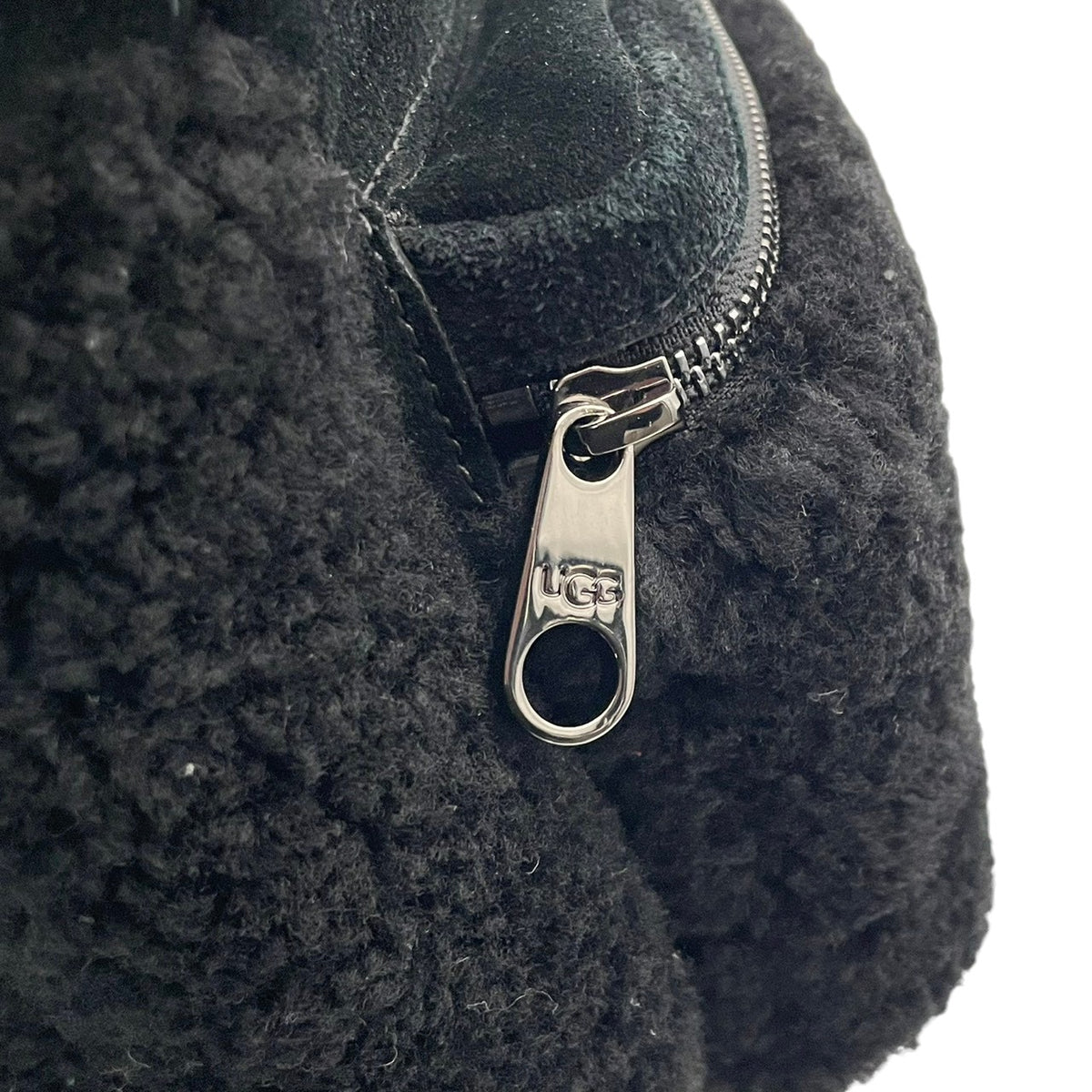 美品 UGG アグ Dannie II ダニー ミニリュック デイパック シェルパ スエード ロゴ刺繍 ブラック 黒 レディース 小さめ 軽量 カジュアル デイリー 旅行 冬 ボアバッグ ふわふわ もこもこ s12