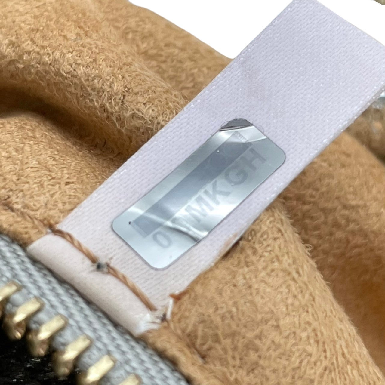 美品 ジミーチュウ JIMMY CHOO ショルダーバッグ ポシェット スタースタッズ レザー 本革 シルバー 銀色 メタリック エレガント クラシック カジュアル お出かけ デート 旅行 トラベル レディース 斜め掛け可 肩掛け スリム 鞄 s86