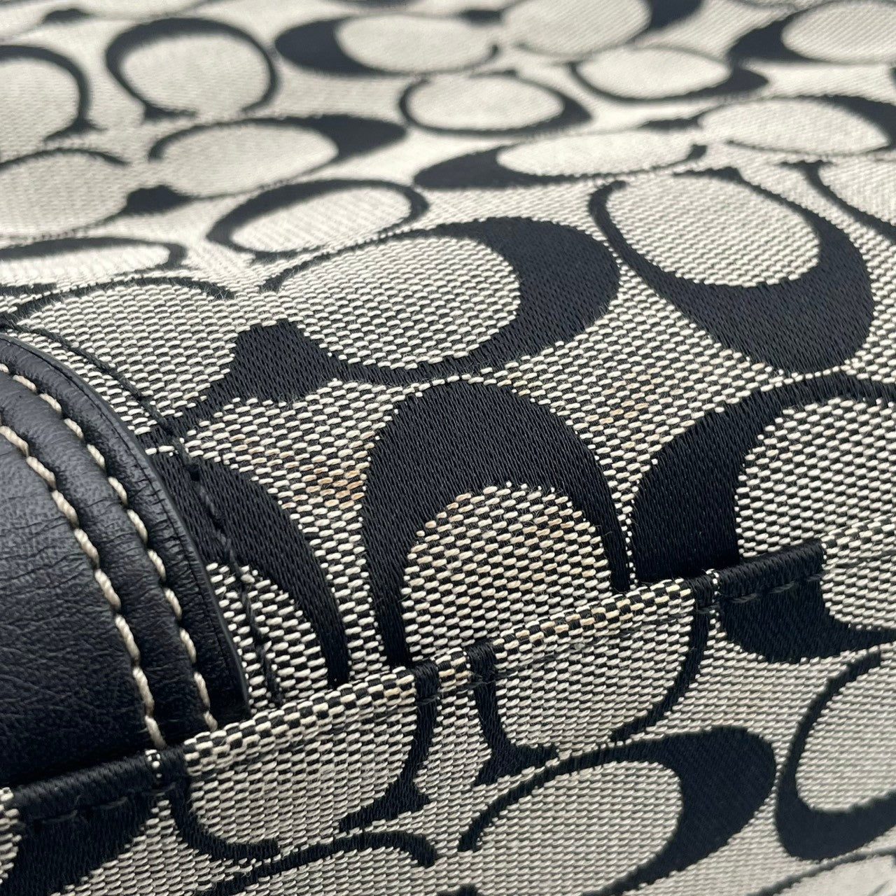 美品 コーチ COACH ショルダーバッグ キャンバス レザー 本革 グレー ブラック 黒 シルバー金具 シグネチャー クロスボディ 斜め掛け可 フラップ エレガント クラシック カジュアル デイリー お出かけ 旅行 レディース 自立可 ターンロック S91