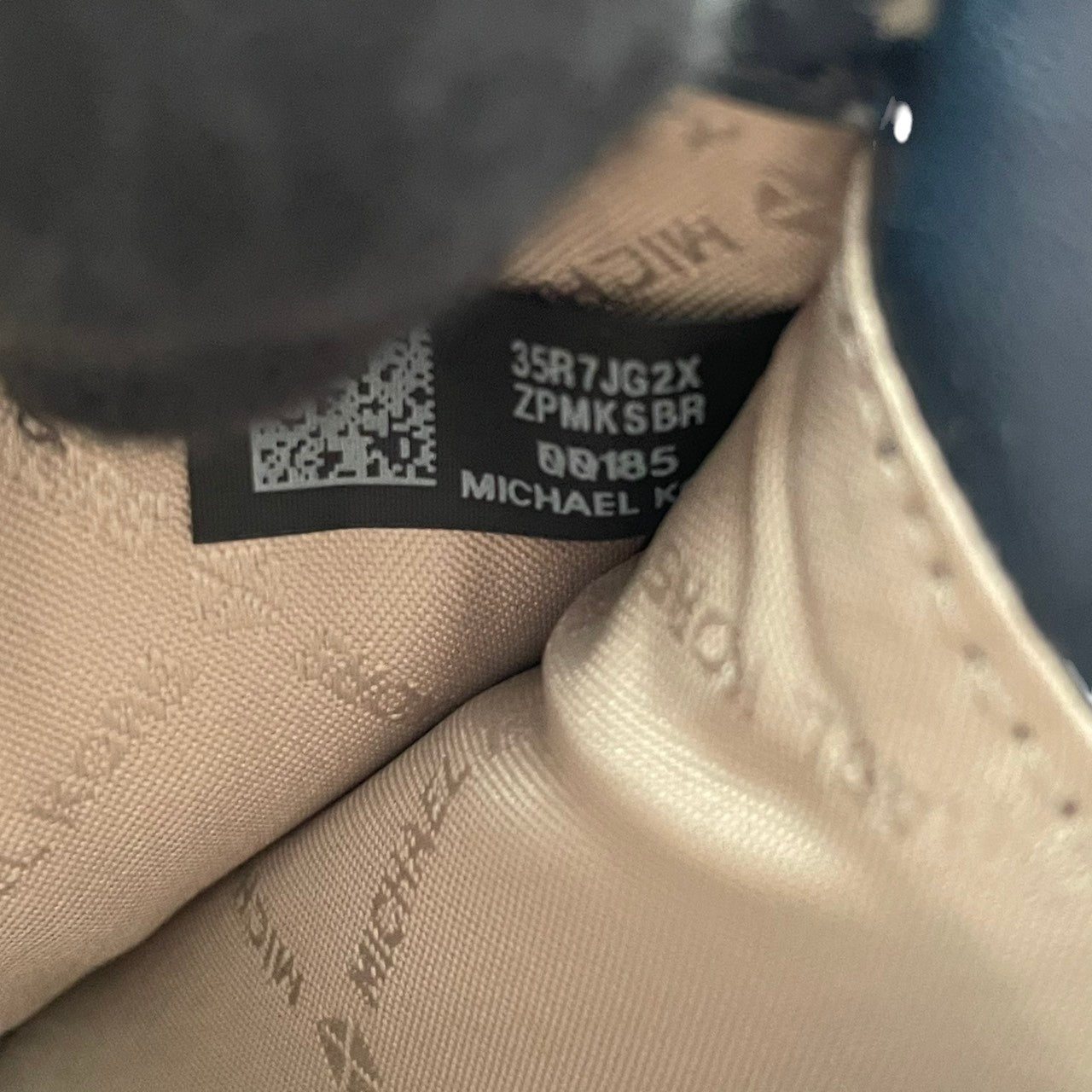 美品 マイケルコース MICHAEL KORS ポーチ 長財布 クラッチバッグ PVC レザー ネイビー 紺 小物入れ レディース カジュアル フォーマル パーティー お出かけ デイリー クラシック レトロ 上品 華やか 軽量 鞄 かばん カバン K12