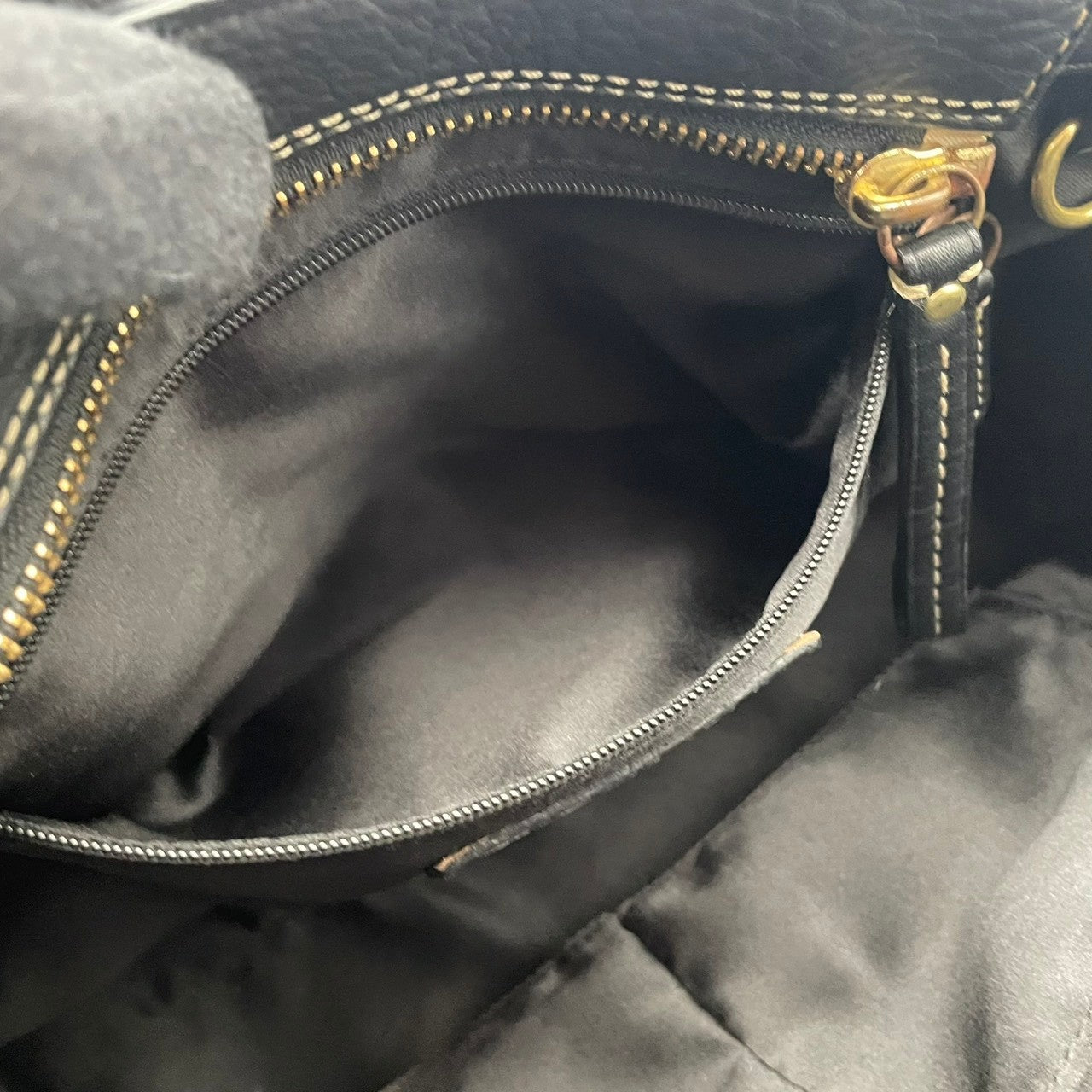 【美品】 コーチ COACH ハンドバッグ トートバッグ ハンプトンズ キャリーオール レザー ブラック 黒 ゴールド金具 タッセル チャーム付 肩掛け ワンショルダー 自立可 ビンテージ 鞄 通勤 お出かけ 普段使い 上品 レディース F10212 S57