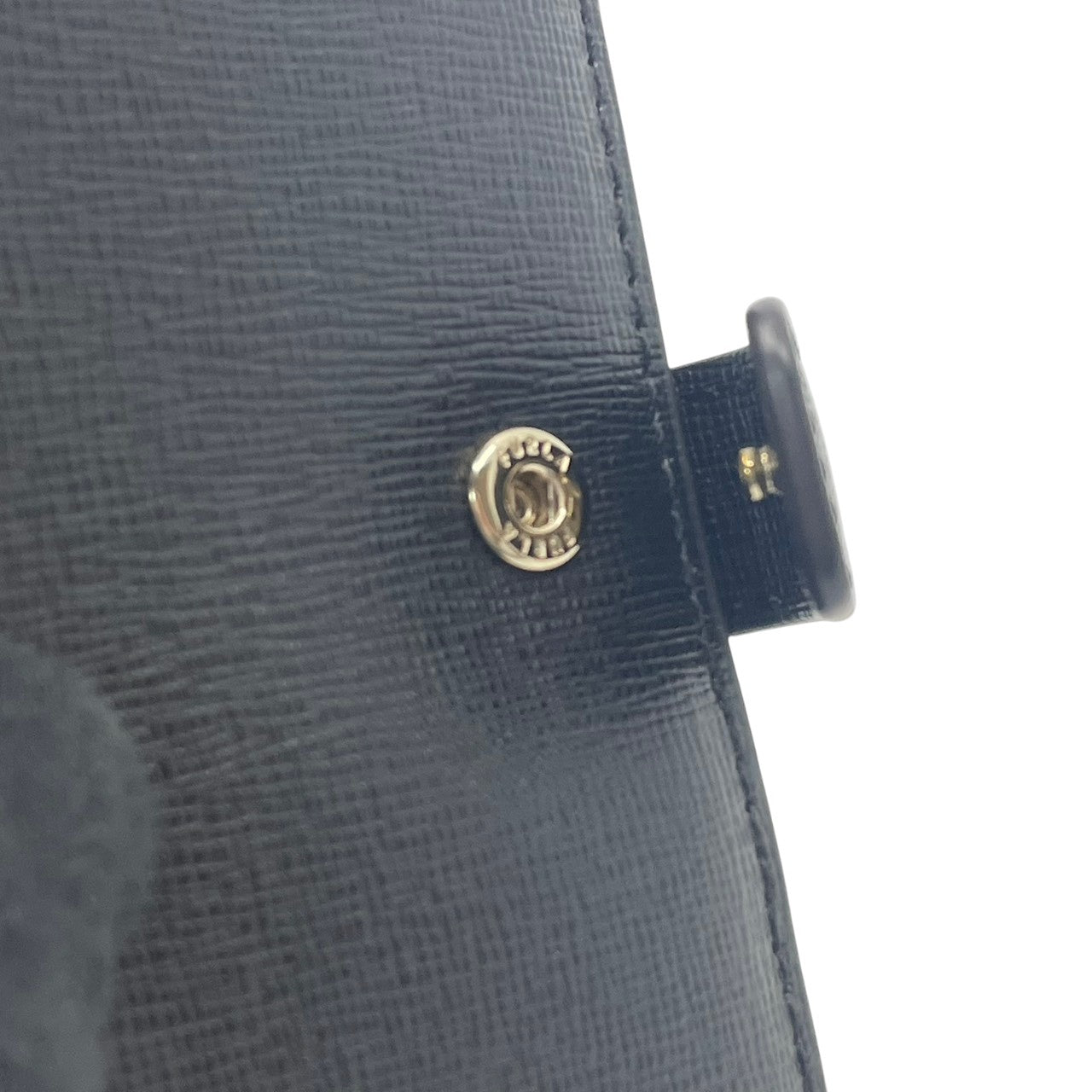 美品 フルラ FURLA 二つ折り財布 レザー 本革 黒 ブラック 型押し コンパクトウォレット ミニ財布 札入れ 小銭入れ カード収納 ゴールド金具 ロゴ金具 上品 クラシック レディース 日常使い M2
