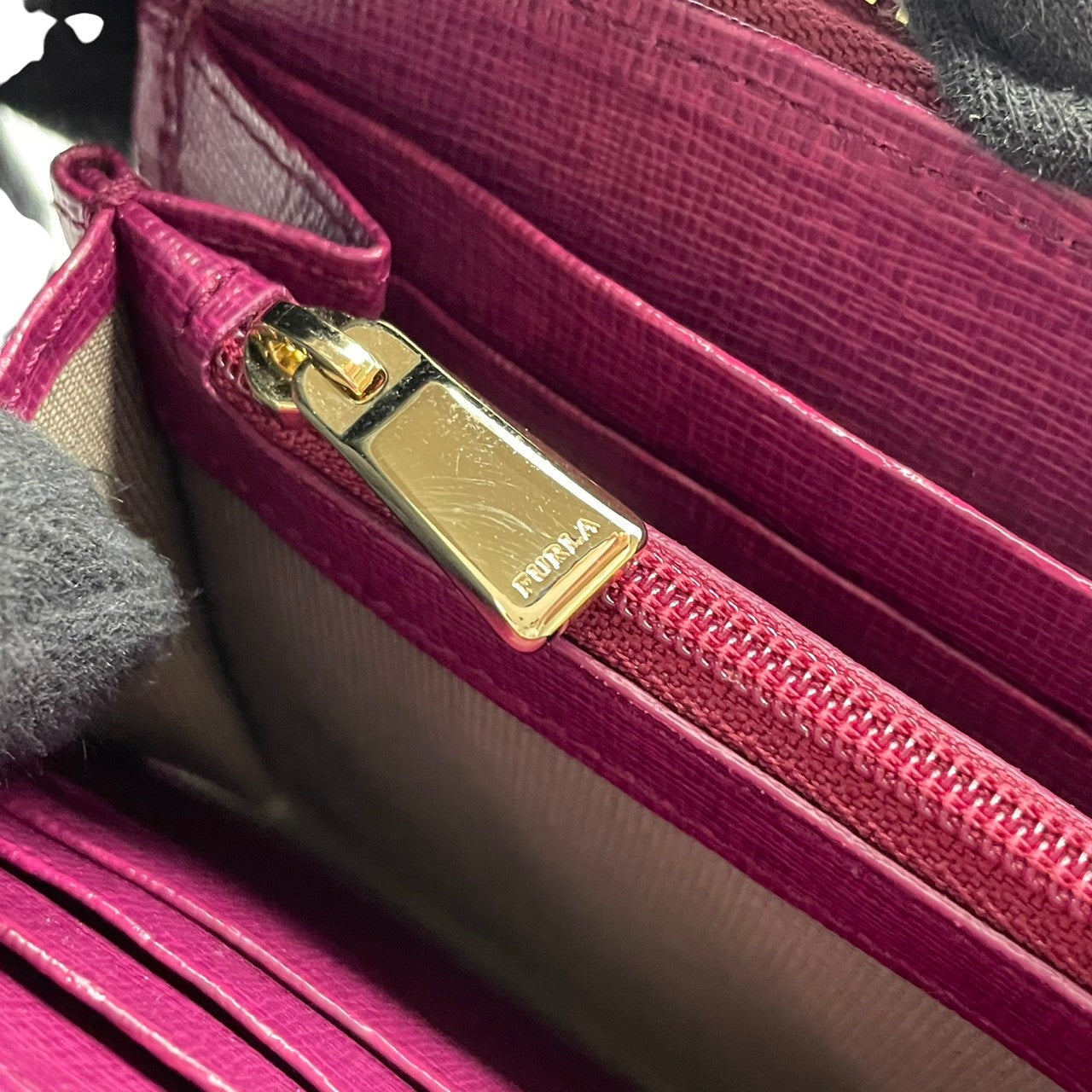 美品 フルラ FURLA BABYLON バビロン 長財布 ラウンドファスナー レザー 本革 紫 パープル 型押し ロングウォレット 札入れ 小銭入れ カード収納 ゴールド金具 ロゴプレート 上品 クラシック レディース 日常使い 収納力 M2
