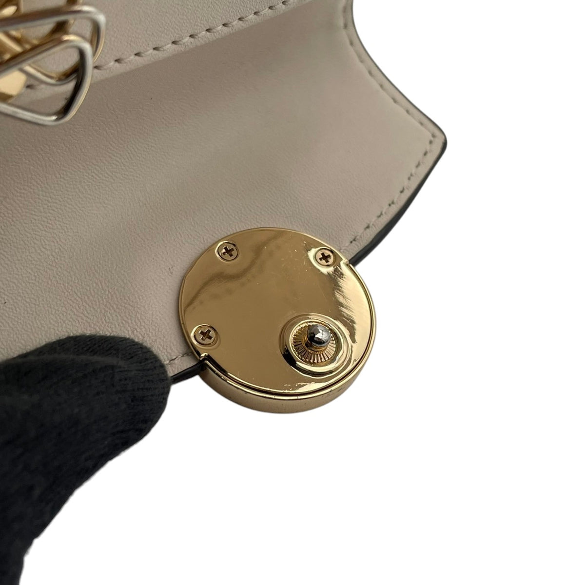【良品】 マイケルコース MICHAEL KORS キーケース 6連 シグネチャー PVC レザー ベージュ ホワイト 白 ゴールド ロゴ 金具 スタイリッシュ エレガント レディース コンパクト 鍵 収納 定番 人気 おしゃれ かわいい お出かけ M2
