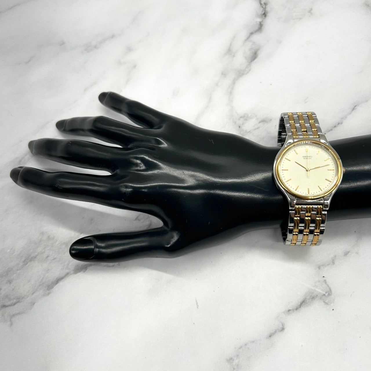 【美品】電池交換済 SEIKO セイコー 腕時計 V701-1V70 メンズ クオーツ アナログ ホワイト文字盤 シルバー ゴールド コンビ クラシック エレガント ドレスウォッチ ビジネス フォーマル 定番人気モデル クリーニング済み G2