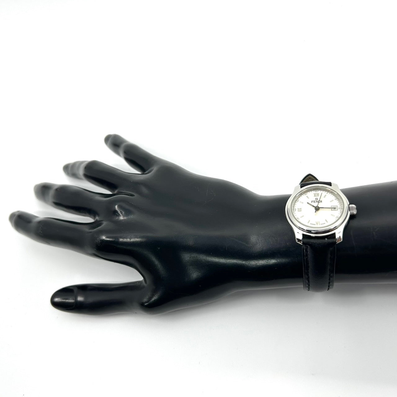 【稼働品】フェンディ FENDI 腕時計 Orologi レディース メンズ ユニセックス アナログ クオーツ シルバー文字盤 ローマ数字 デイト表示 レザーベルト ブラック クラシック エレガント ドレスウォッチ ビジネス クリーニング済み G