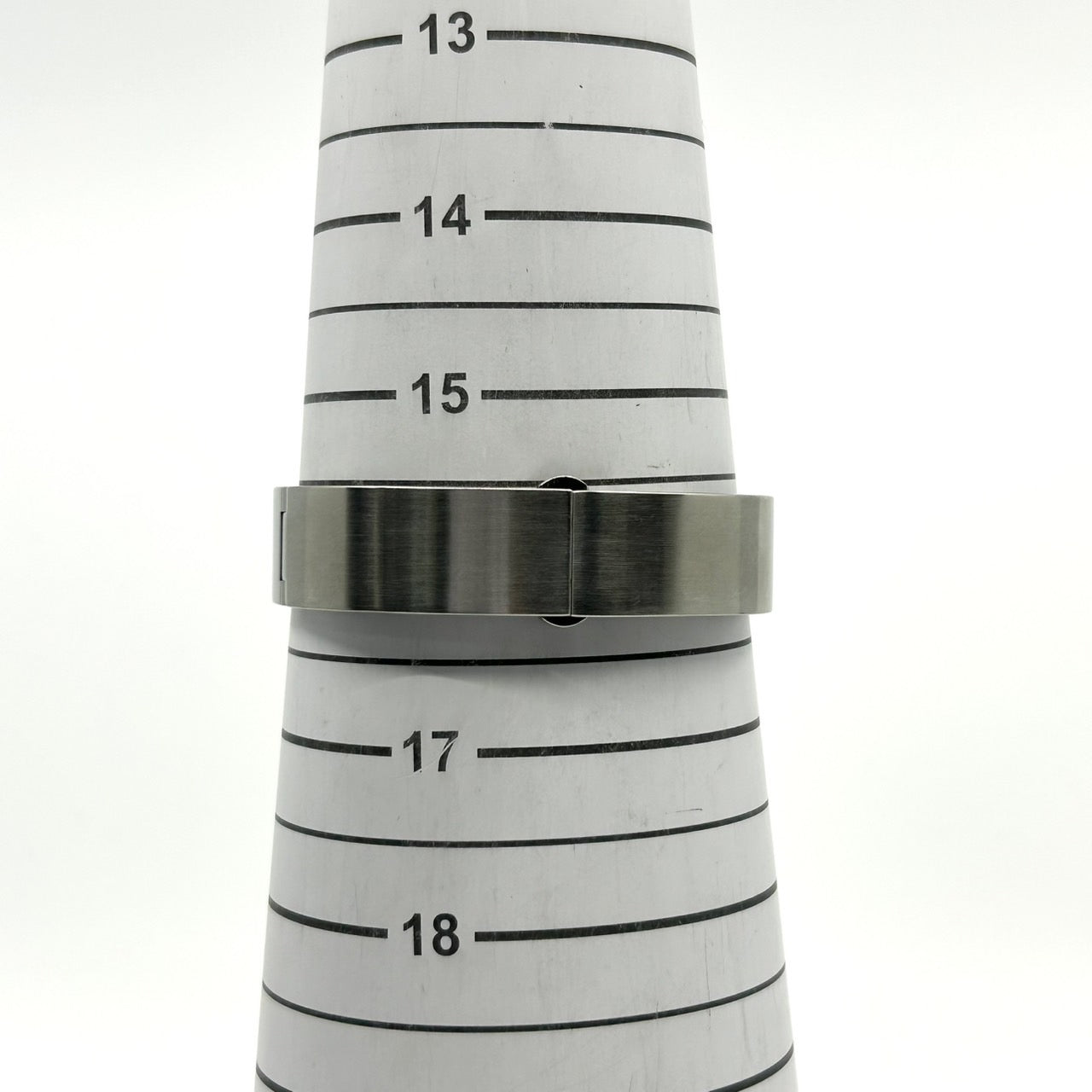 【電池交換済】グッチ GUCCI 2400S 腕時計 バングルウォッチ レディース メンズ ユニセックス アナログ クオーツ シルバー ステンレス ブレスレット スタイリッシュ モダンデザイン ドレスウォッチ アクセサリーウォッチ クリーニング済み G1