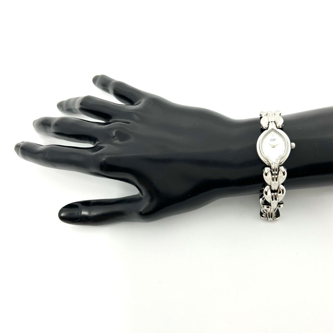 【電池交換済/美品】CITIZEN シチズン レディース腕時計 クオーツ 5920-S61287 オーバル シェル文字盤 エレガント ドレスウォッチ ブレスレットウォッチ クラシックデザイン アナログ クリーニング済み シルバーカラー G1