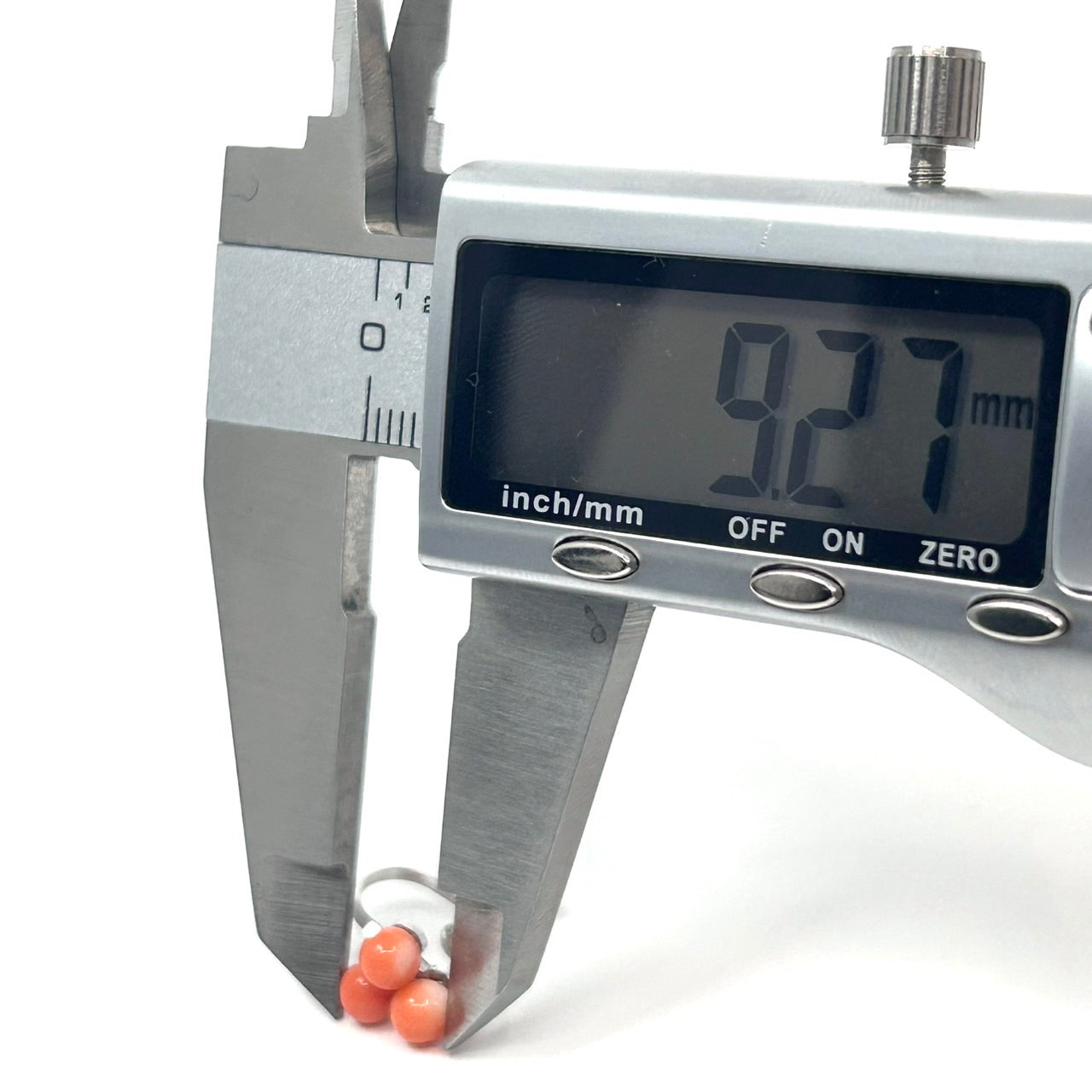 ヴィンテージ サンゴ 赤珊瑚 レッド 3粒 デザイン シルバー金具 ネジ式イヤリング コーラル アクセサリー レトロ 上品 ジュエリー I9