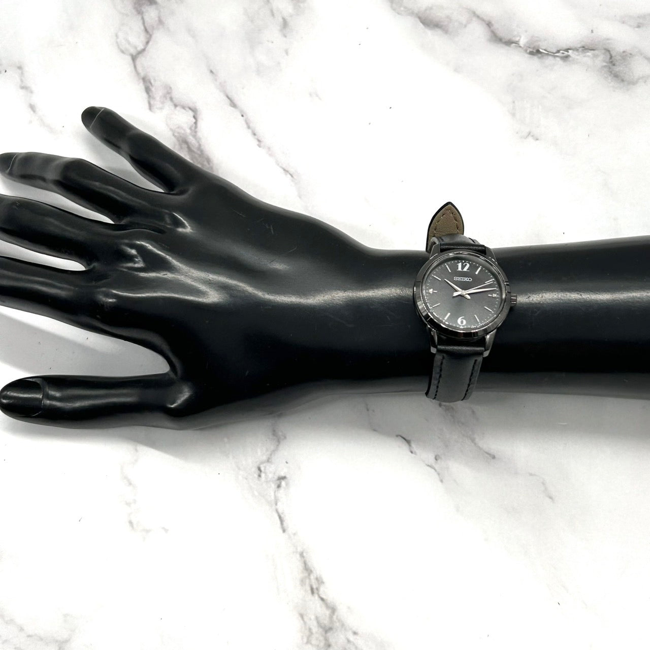 【新品ベルト(社外品)/稼働品/美品】SEIKO セイコー レディース 腕時計 ソーラー V131-0AF0 限定モデル ブラック 黒文字盤 ラウンド アナログ シンプル エレガント クラシック ドレスウォッチ ビジネス 10気圧防水 クリーニング済 G6