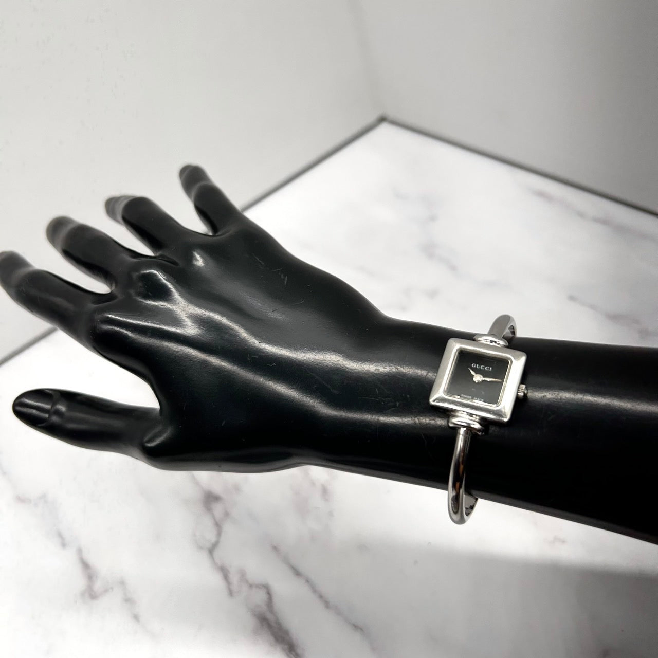 【電池交換済/稼働品】GUCCI グッチ 1900L レディース 腕時計 スクエア ブラック文字盤 シルバー バングルウォッチ ブレスレット アナログ クオーツ エレガント クラシック ドレスウォッチ 人気モデル 定番 スイス製 クリーニング済 G6