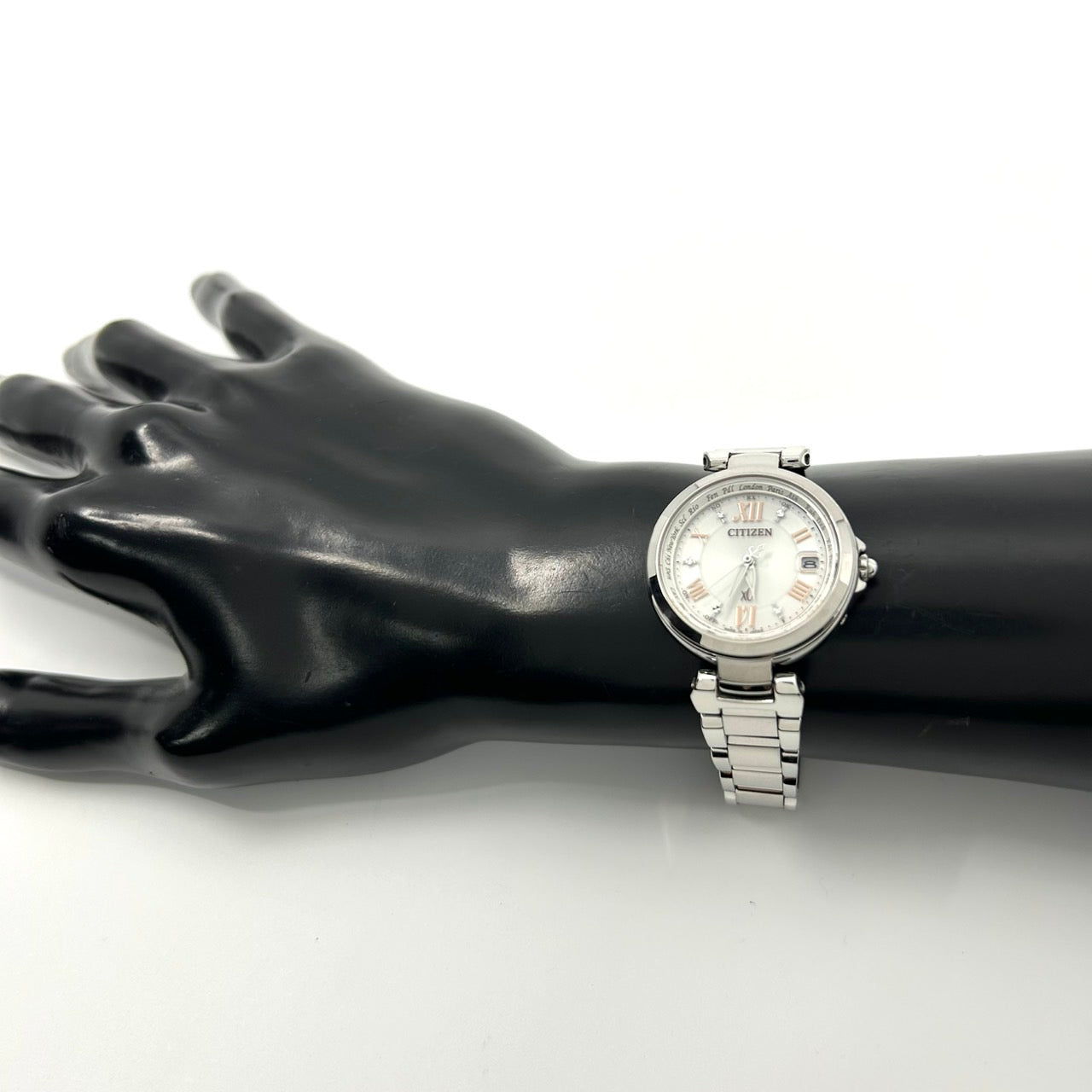 【美品】シチズン クロスシー xC 腕時計 レディース H240-T019072 エコドライブ 電波ソーラー ワールドタイム デイト アナログ 白文字盤 シルバー ローマ数字 エレガント ビジネス オフィス カジュアル ドレスウォッチ クリーニング済 G3