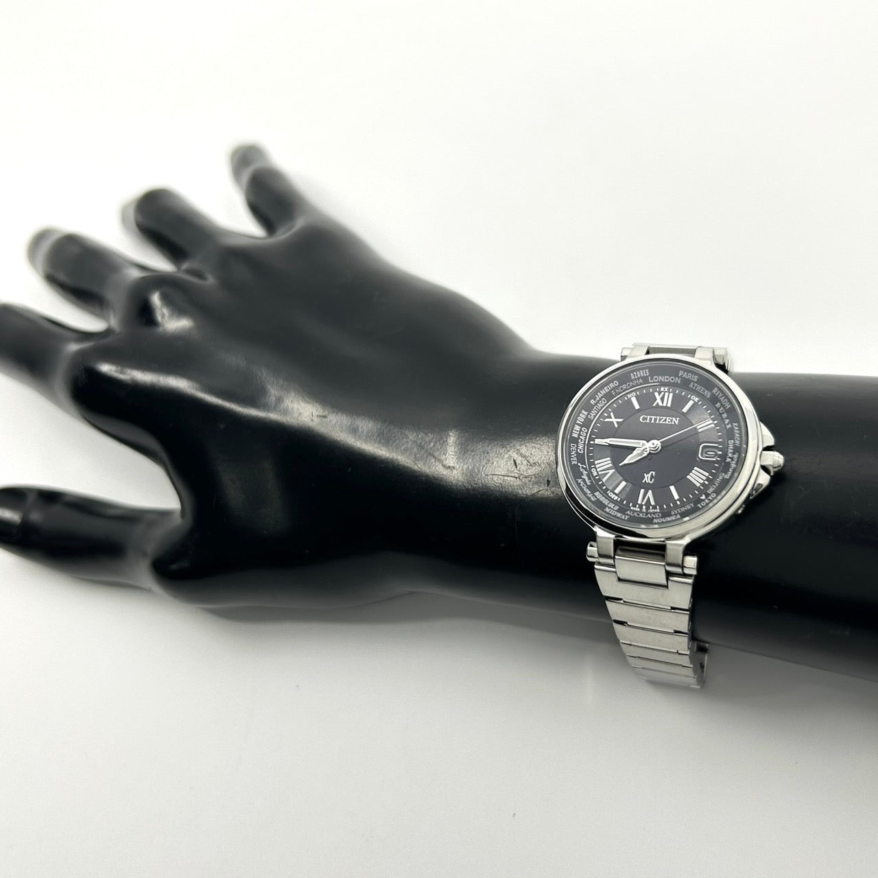 【美品】シチズン クロスシー xC 腕時計 レディース H246-T021820 エコドライブ 電波ソーラー ワールドタイム デイト アナログ 黒文字盤 シルバー ローマ数字 エレガント ビジネス オフィス カジュアル ドレスウォッチ G1