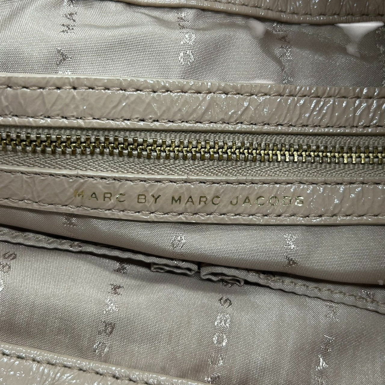 【美品】MARC BY MARC JACOBS 2WAY ハンドバッグ ショルダーバッグ 斜め掛け可 エナメル パテントレザー ベージュ レッド バイカラー ゴールド金具 レディース エレガント フェミニン デイリーユース 大容量 クリーニング済み R