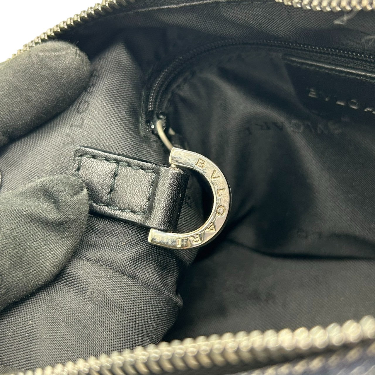 ブルガリ BVLGARI ハンドバッグ ショルダーバッグ アクセサリーポーチ ワンショルダー ロゴマニア キャンバス レザー ネイビー ブラック レディース ワンショルダー クリーニング済み s38