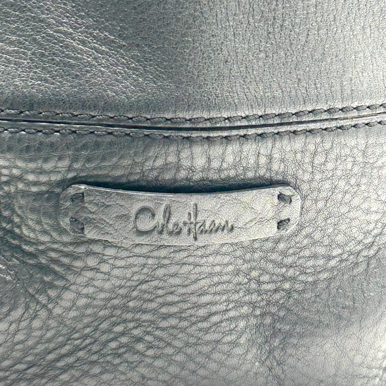 【美品/保存袋付き】Cole Haan コールハーン ショルダーバッグ ワンショルダー ホーボーバッグ 自立可 大容量 本革 レザー シボ革 ブラック 黒 シルバー金具 レディース エレガント シンプル ビジネス 通勤通学 クリーニング済み s25