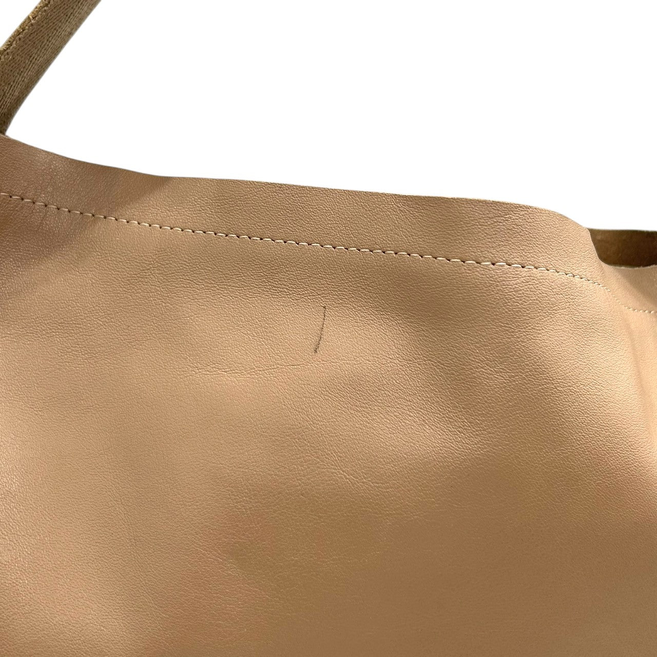 【agnes b.】アニエスベー ショルダーバッグ ワンショルダー 斜め掛け可 クロスボディ 本革 レザー ベージュ グレージュ系 ロゴ型押し レディース シンプル エレガント カジュアル 通勤通学 人気モデル クリーニング済み s67