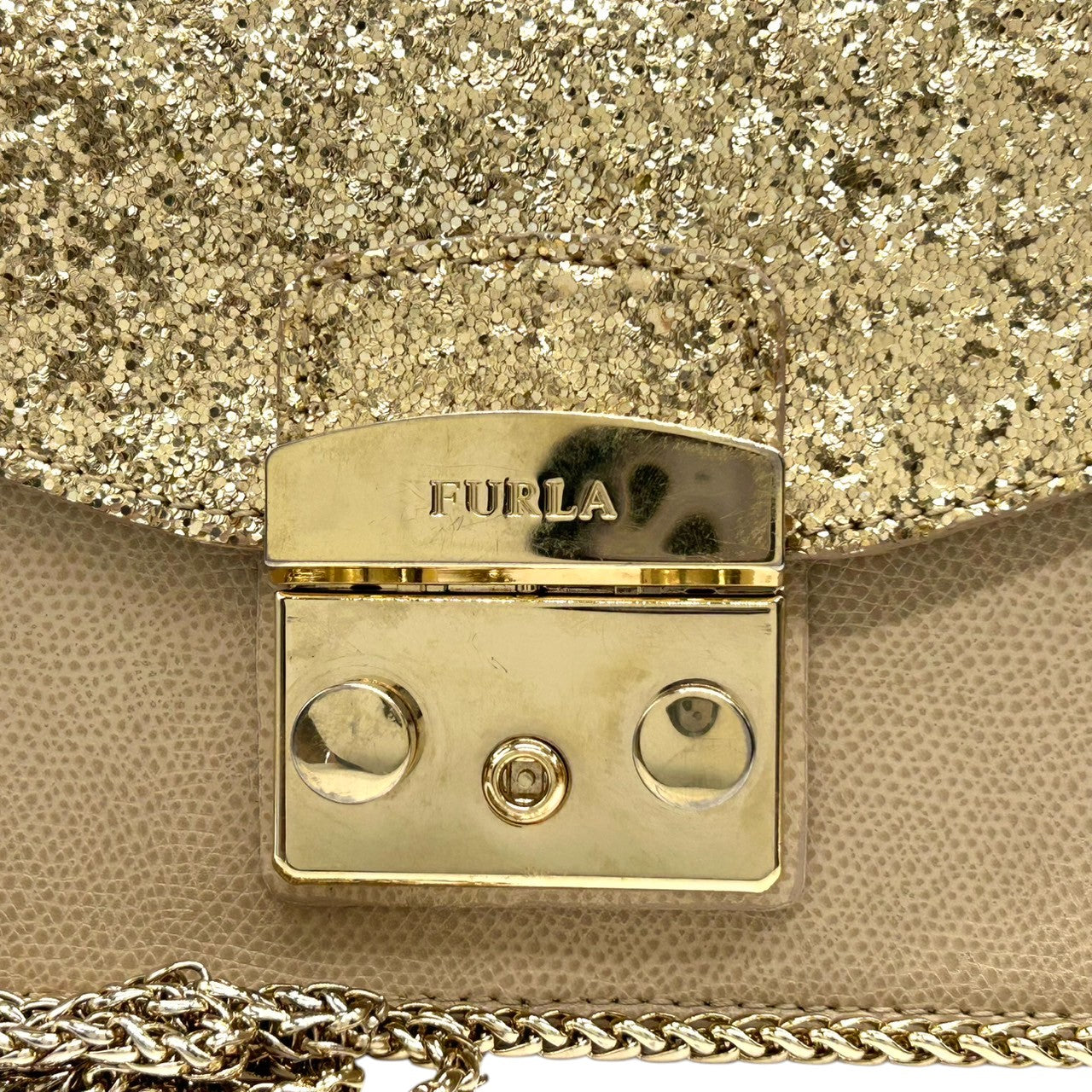 【美品】FURLA フルラ メトロポリス チェーンショルダーバッグ ミニバッグ ポシェット 斜め掛け可 自立可 レザー グリッター ラメ ベージュ ゴールド イタリア製 レディース パーティー エレガント 人気モデル クリーニング済み s63