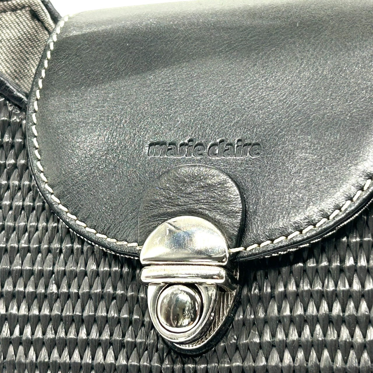 【美品】marie claire マリクレール ハンドバッグ ワンショルダー 自立可 編み込みデザイン レザー ブラック シルバー金具 クローバーチャーム付き レディース エレガント カジュアル フェミニン 人気モデル クリーニング済み s33